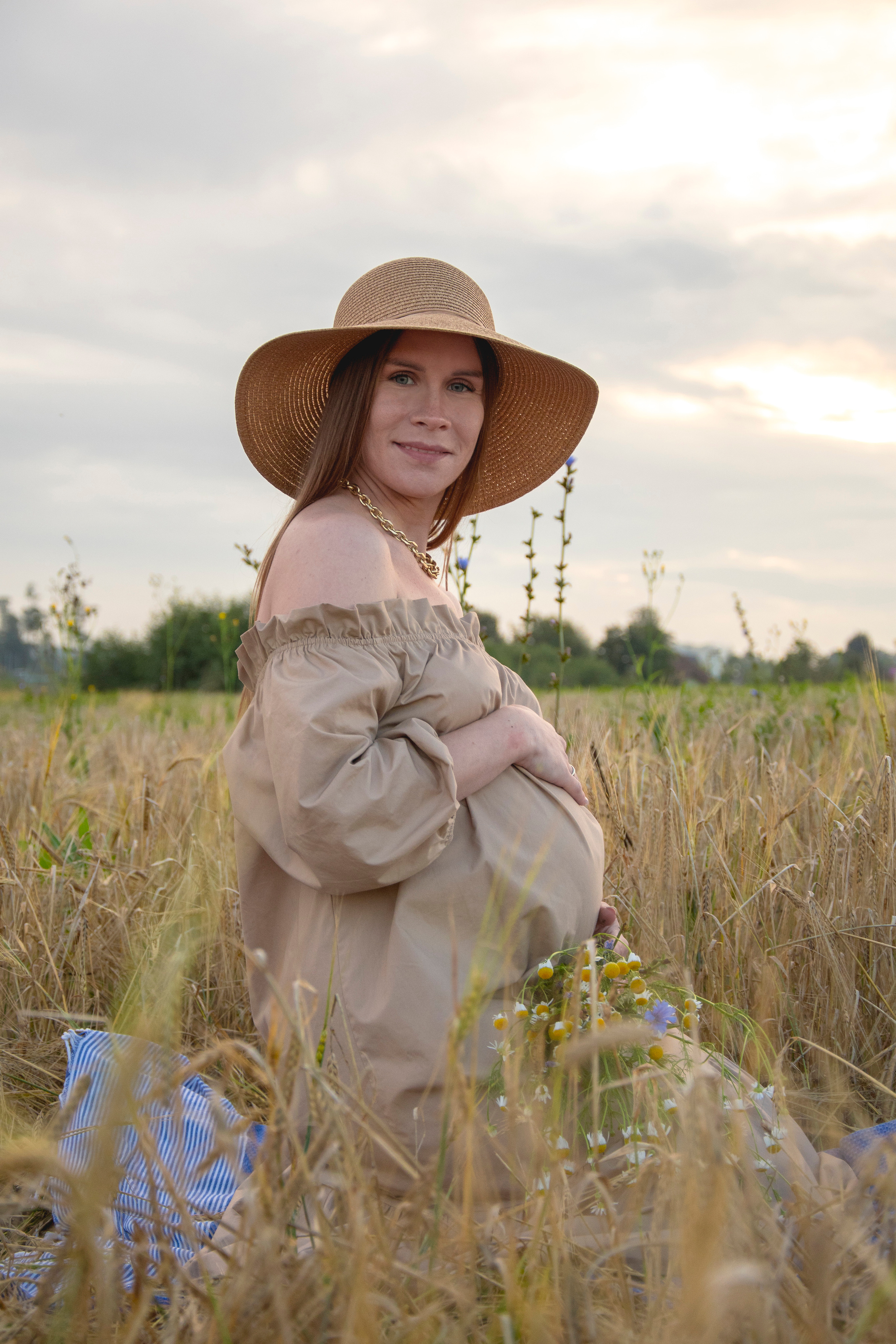 Фотосессия беременности в пшеничном поле c цветами на природе Love story Истра Новая Рига