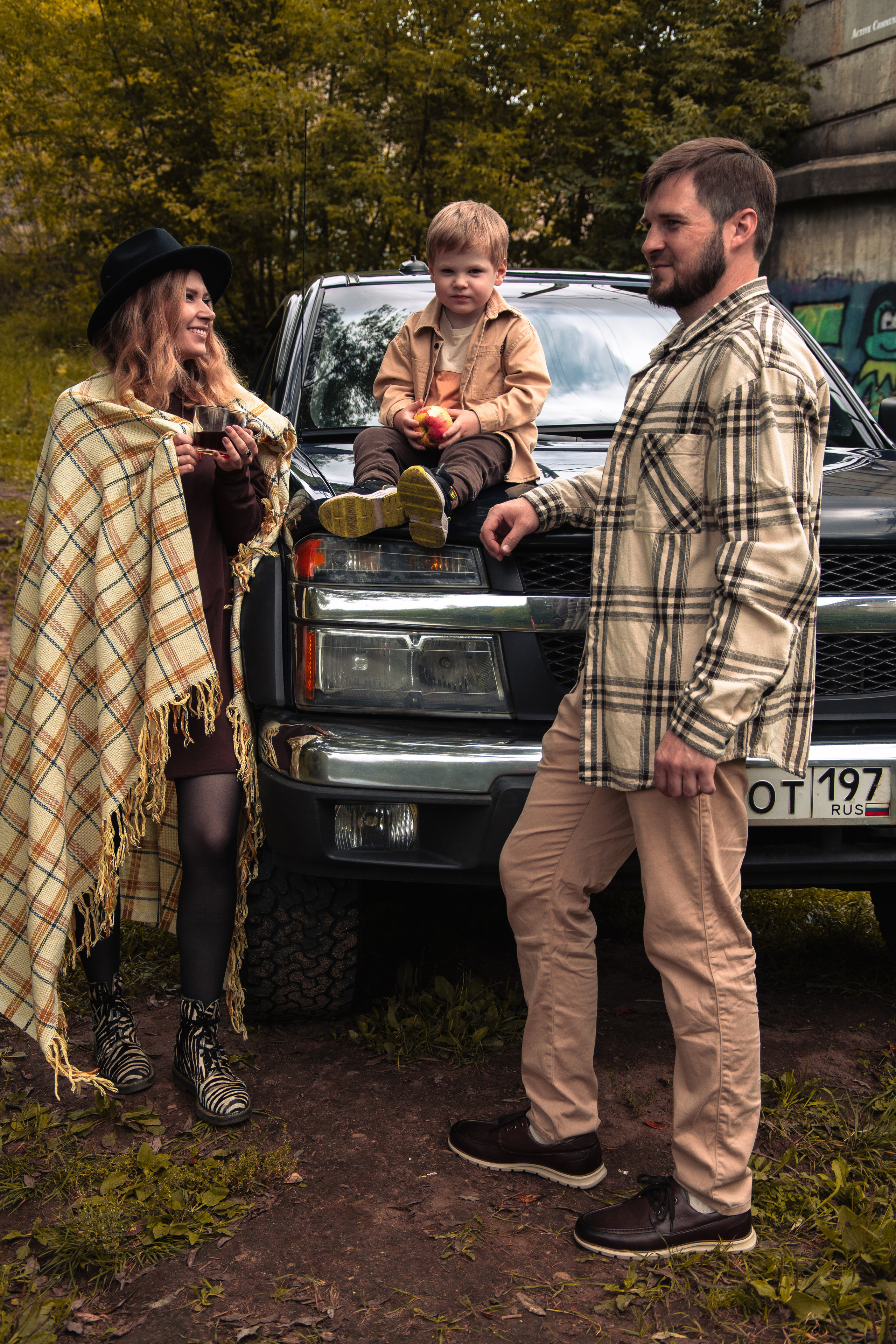 Семейная фотосессия с пикапом в осенних образах мама папа сын family look Истра Новая Рига Красногорск Нахабино 