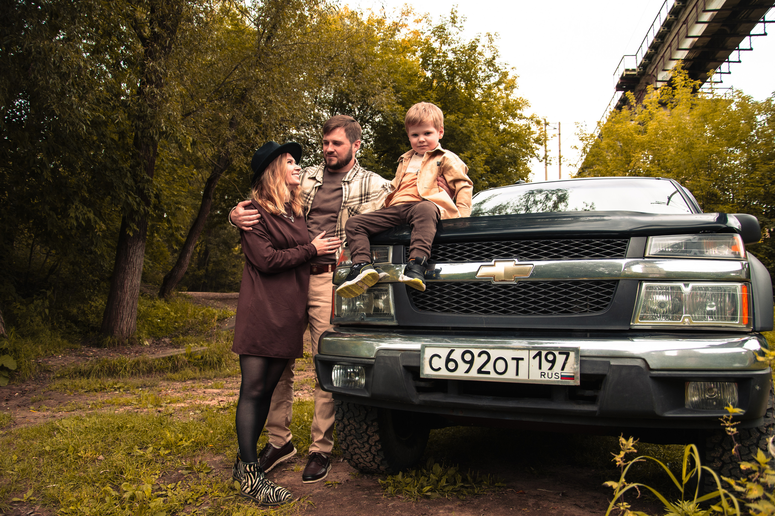 Семейная фотосессия с пикапом в осенних образах мама папа сын family look Истра Новая Рига Красногорск Нахабино 