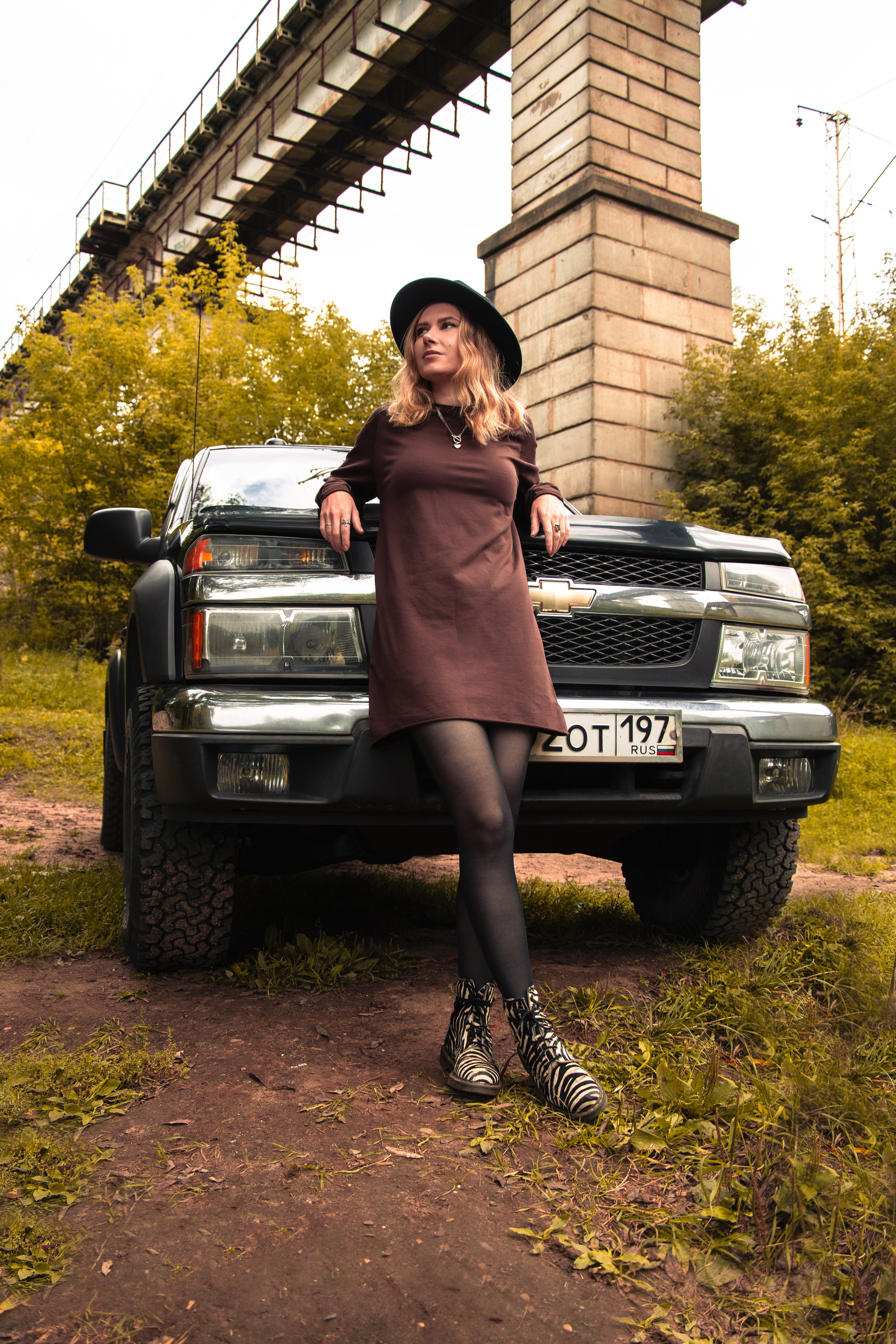 Семейная фотосессия с пикапом в осенних образах мама папа сын family look Истра Новая Рига Красногорск Нахабино 