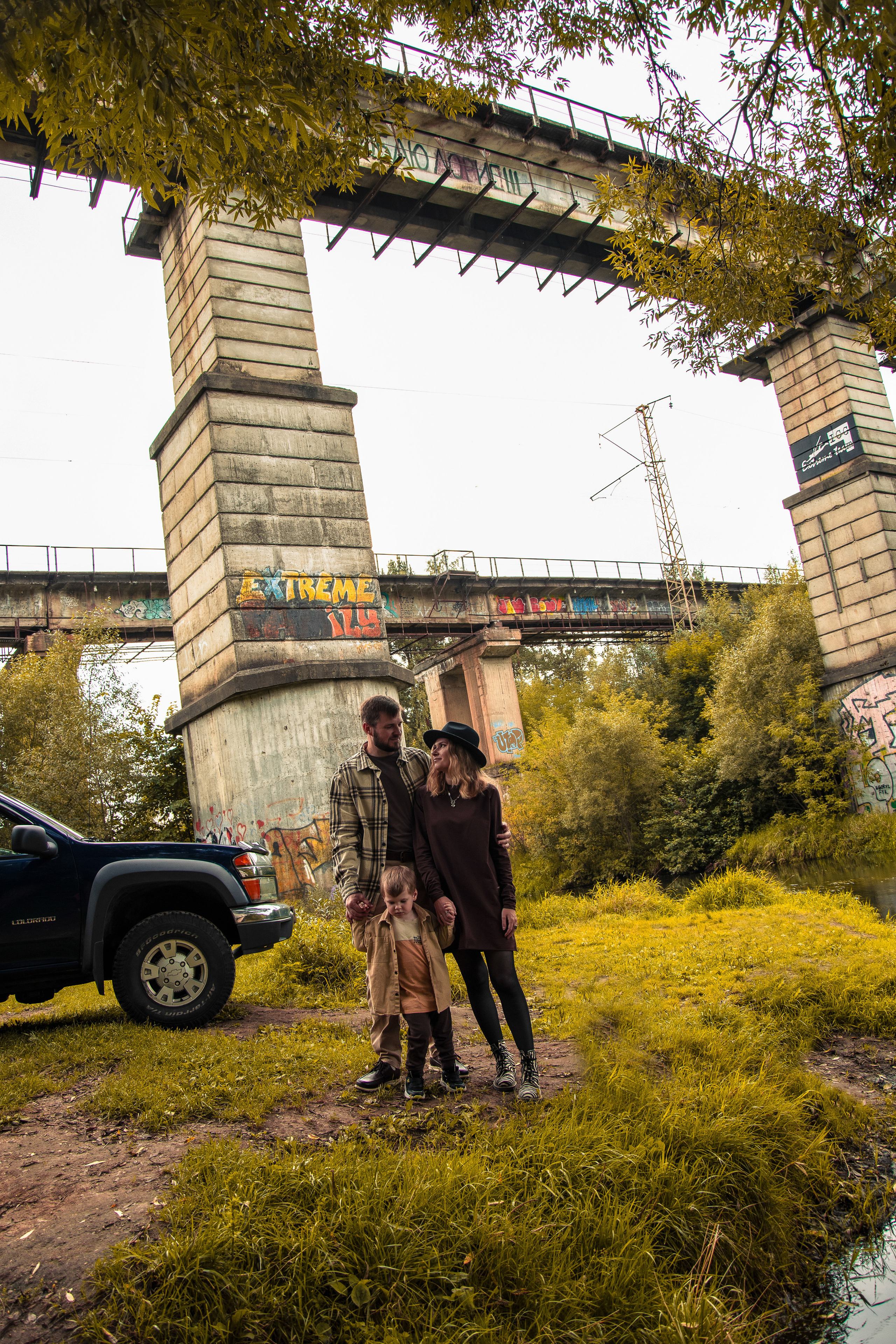 Семейная фотосессия с пикапом в осенних образах мама папа сын family look Истра Новая Рига Красногорск Нахабино 