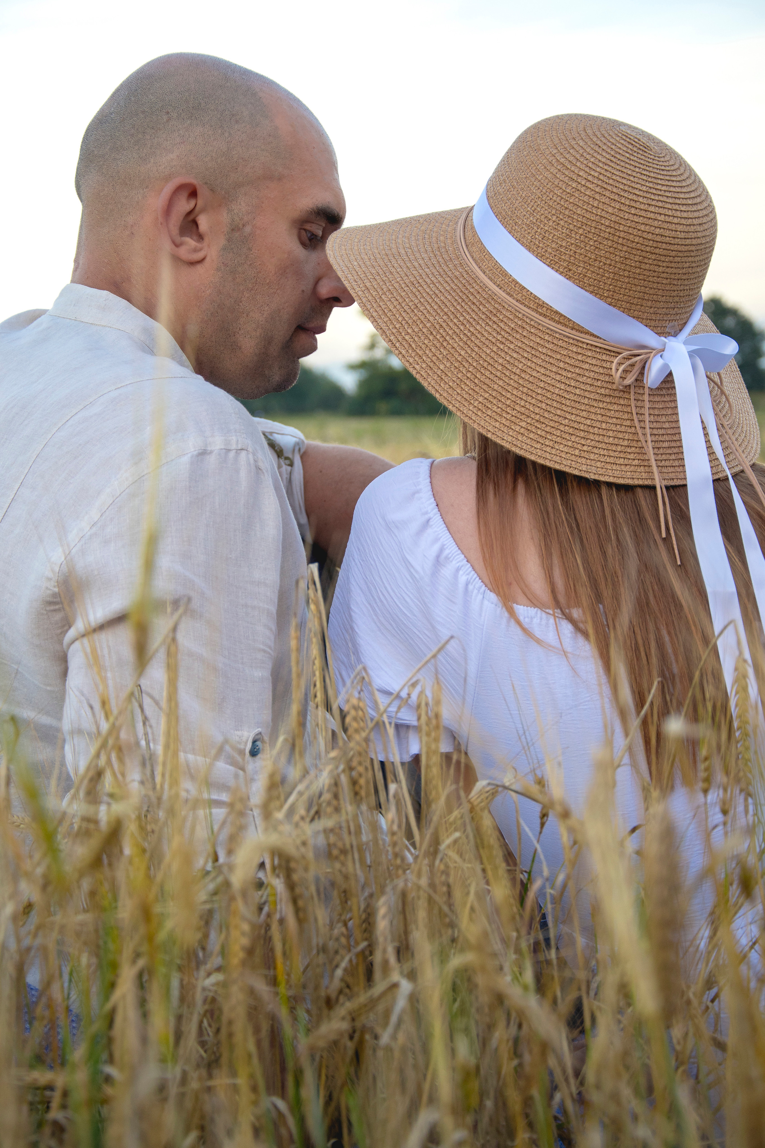 Фотосессия беременности в пшеничном поле c цветами на природе Love story Истра Новая Рига