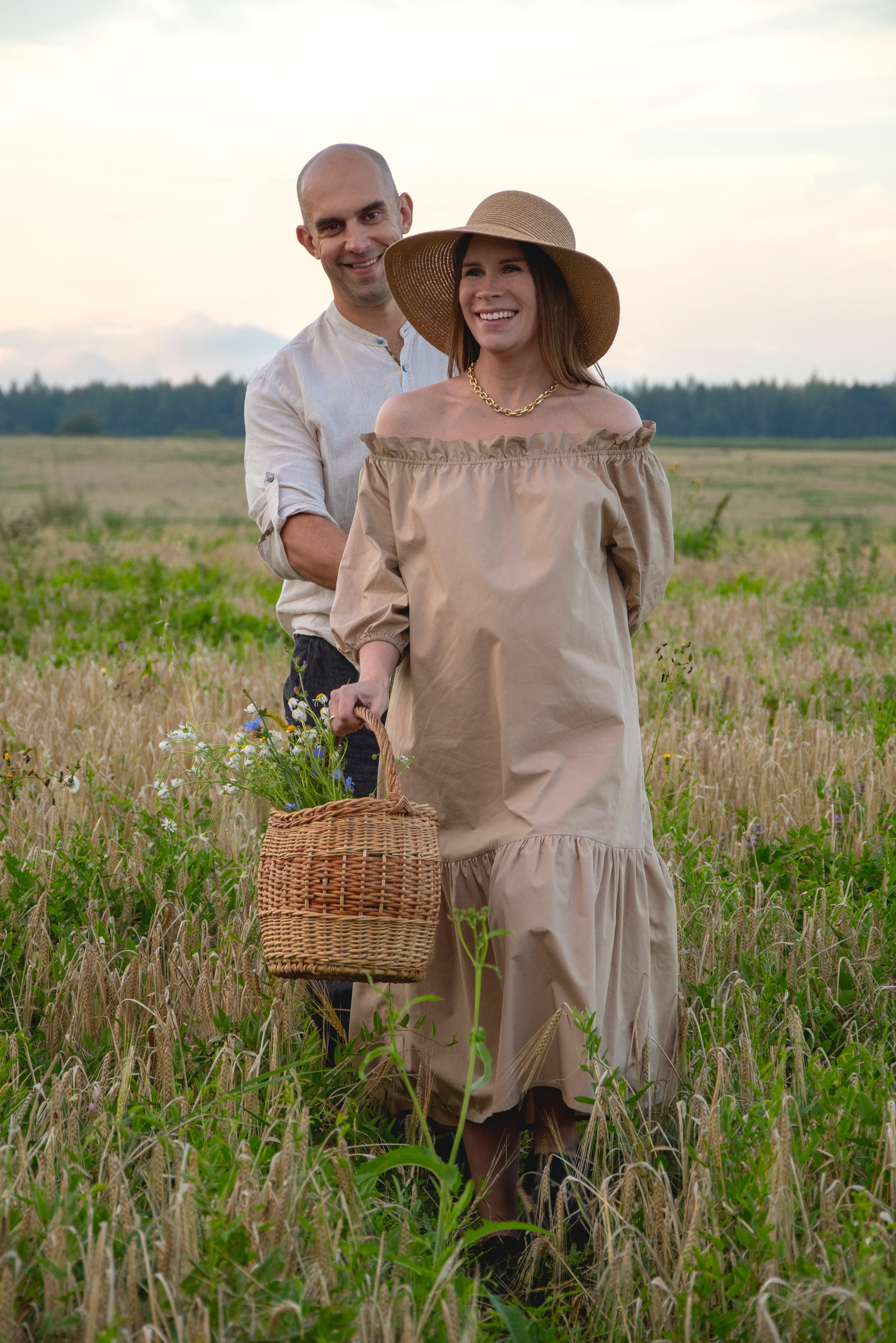 Фотосессия беременности в пшеничном поле c цветами на природе Love story Истра Новая Рига