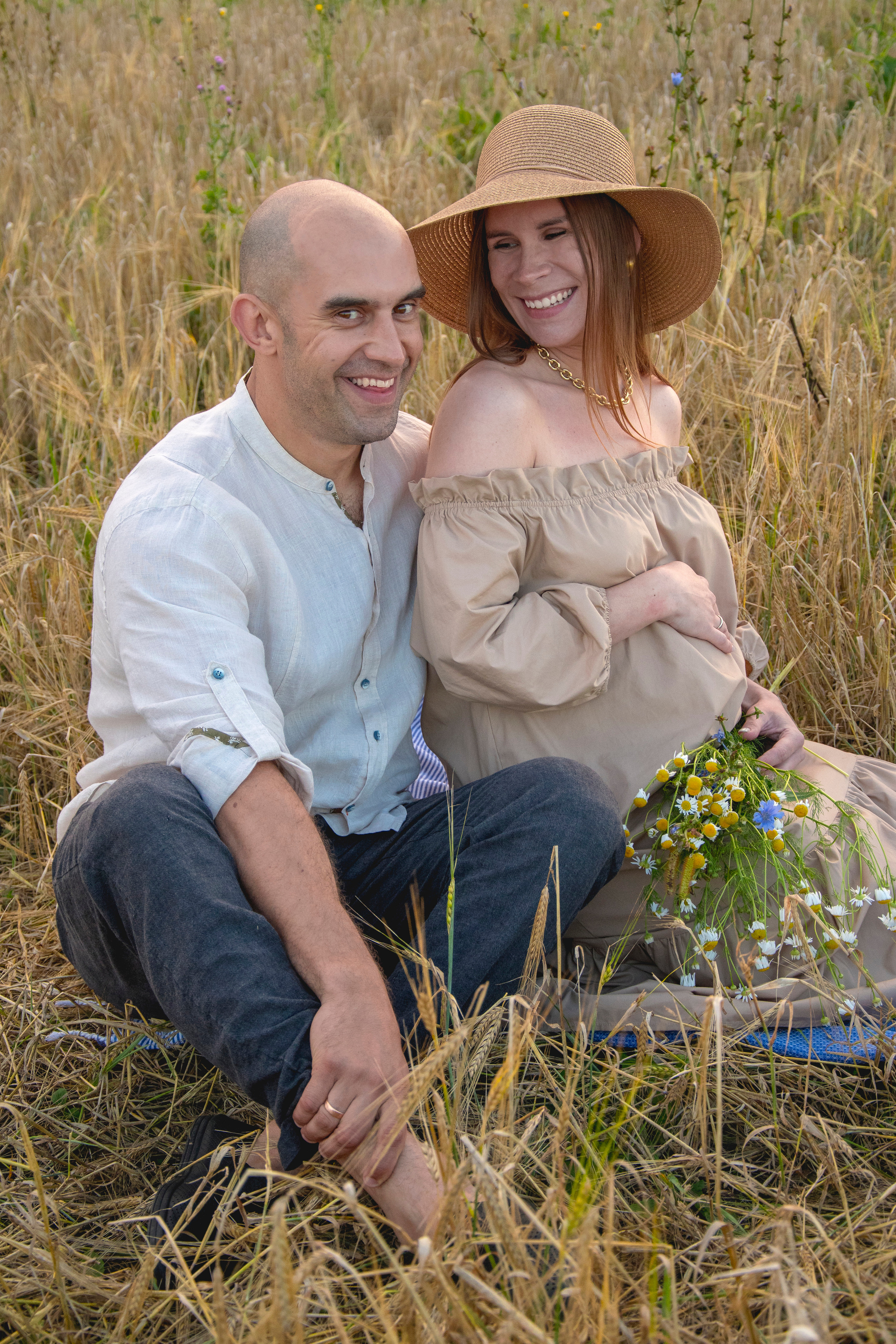 Фотосессия беременности в пшеничном поле c цветами на природе Love story Истра Новая Рига