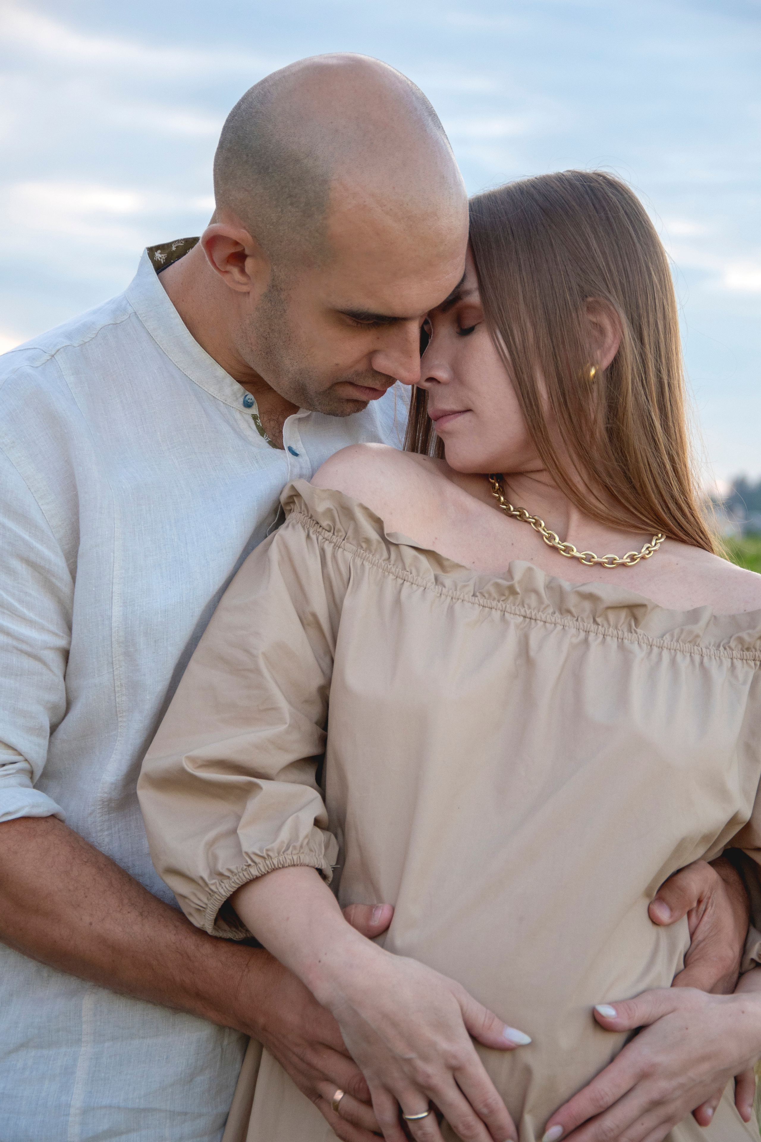 Фотосессия беременности в пшеничном поле c цветами на природе Love story Истра Новая Рига