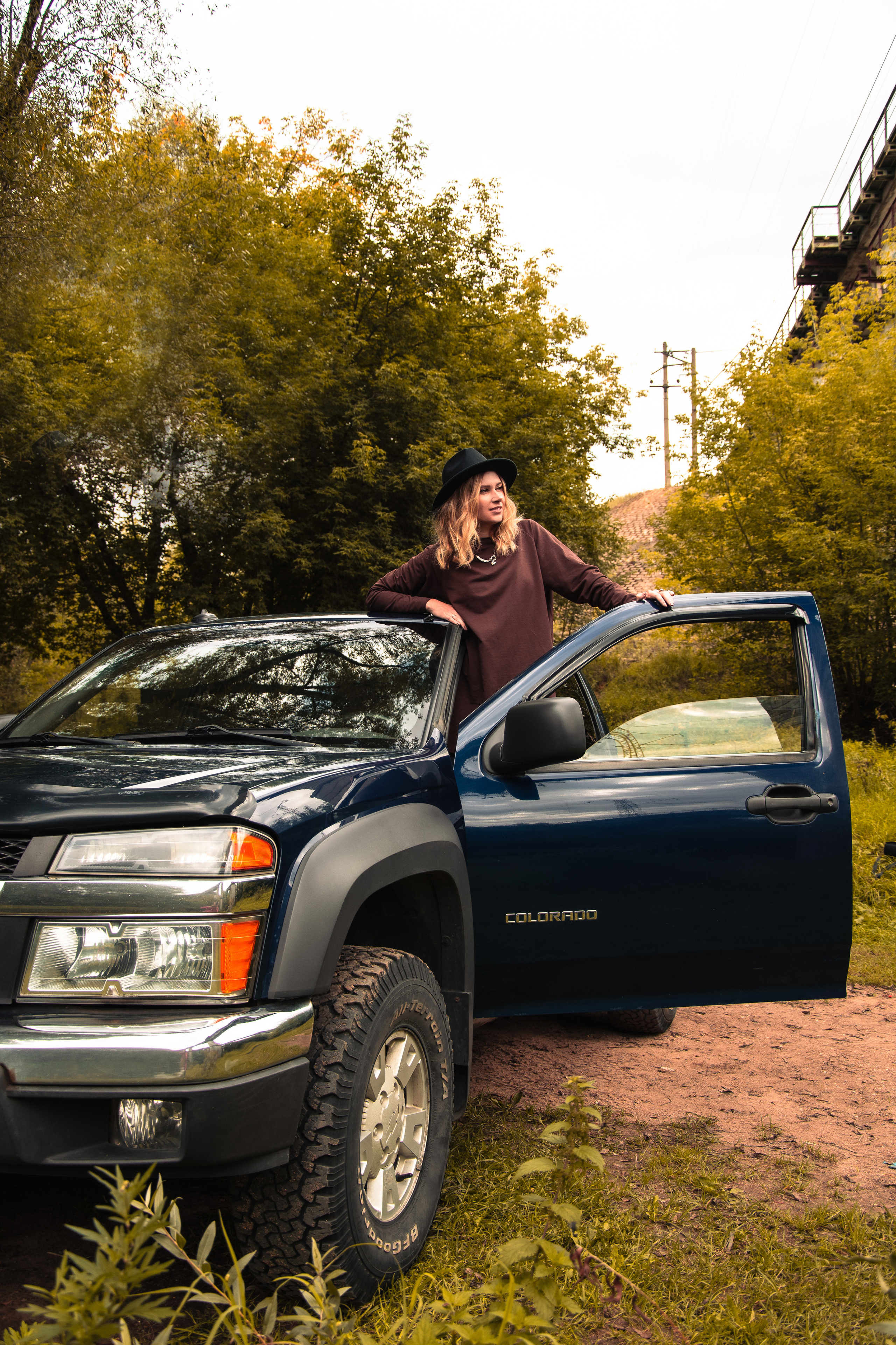 Семейная фотосессия с пикапом в осенних образах мама папа сын family look Истра Новая Рига Красногорск Нахабино 