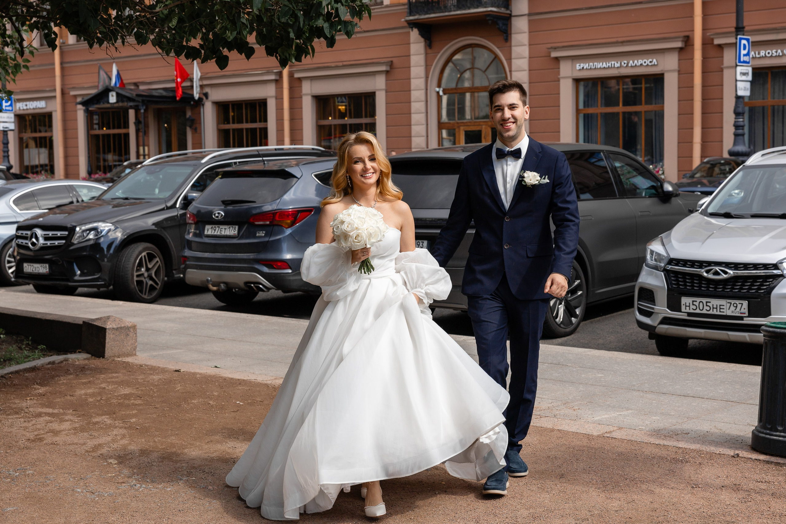 Жених и невеста идут в Исаакиевский сквер