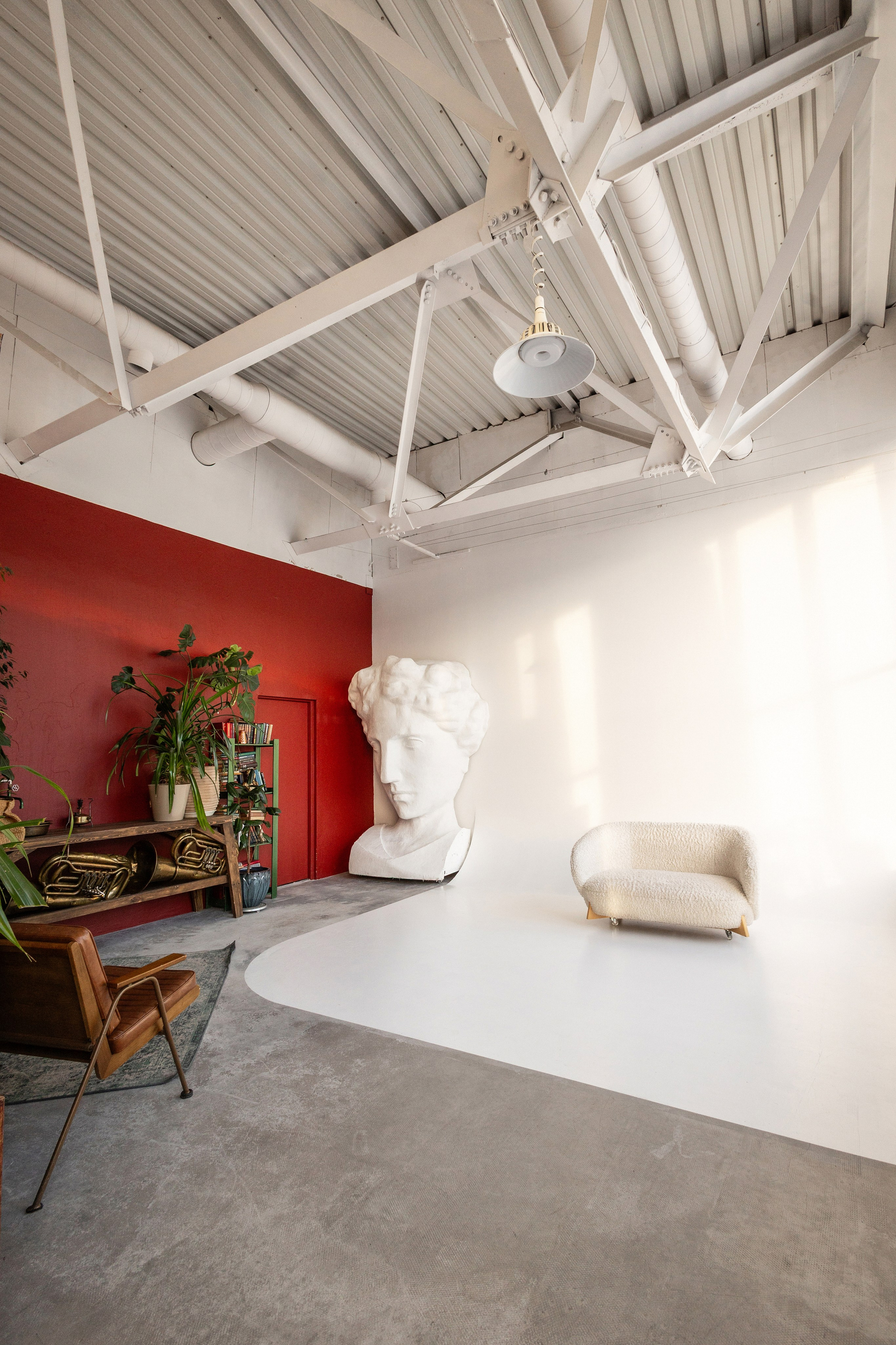 Зал Невский в фотостудии Питер в Сургуте для семейных и индивидуальных фотосессий. Идеально подойдёт для съёмки на выпускные альбомы для старших классов. 