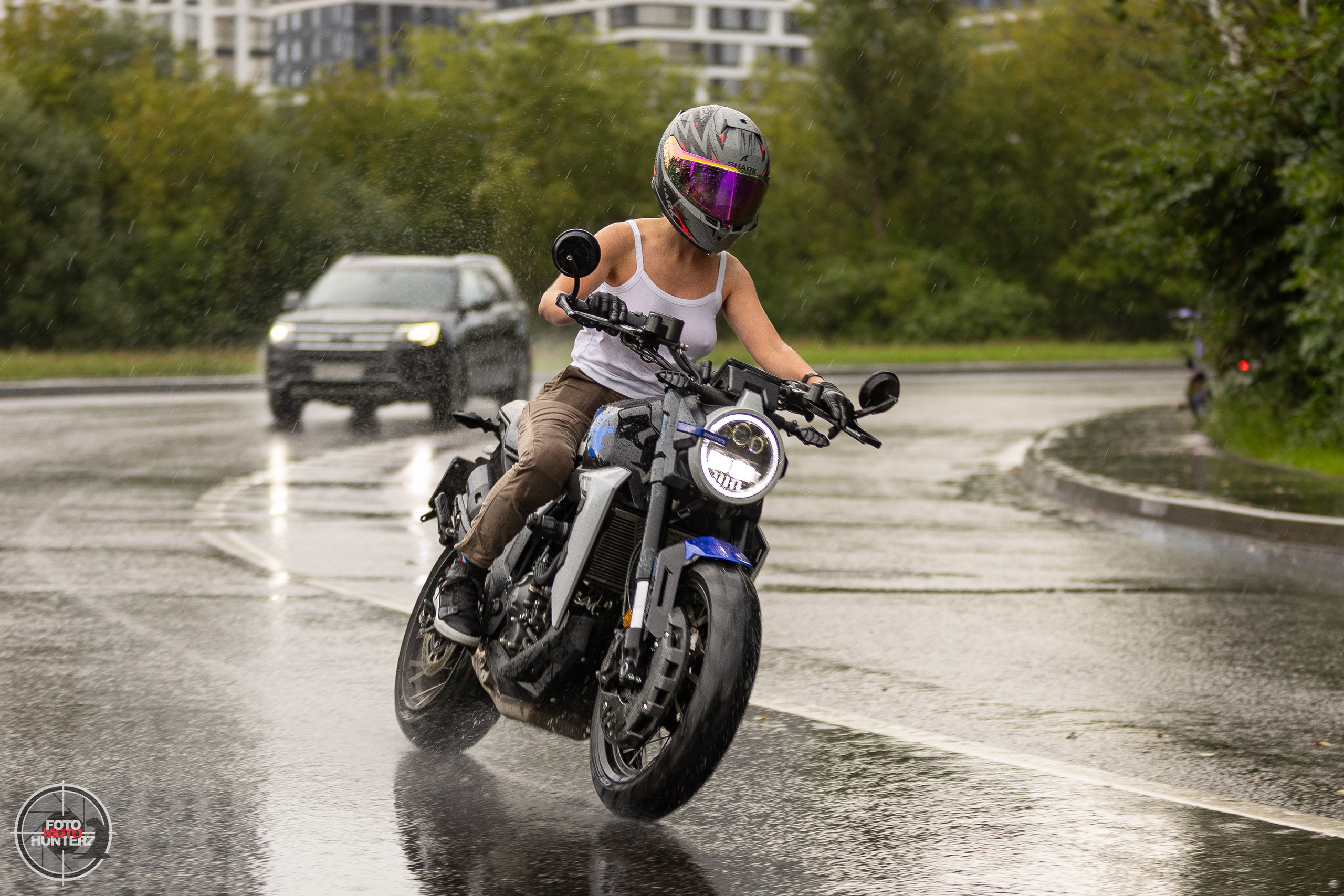 Мотоциклы на улицах города. Фотограф Ольга Гирусова «Пантерочка» Москва