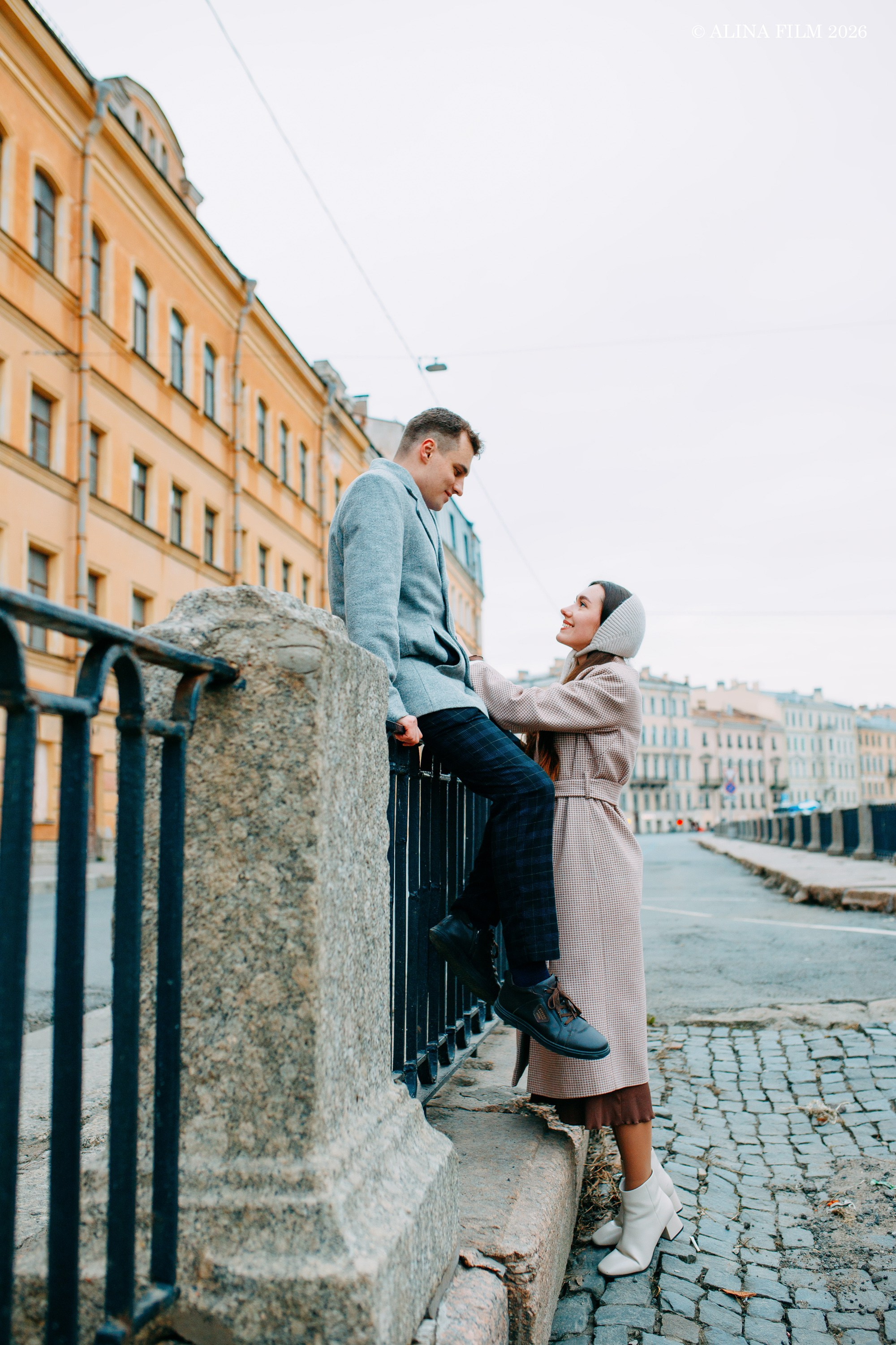 Фотосессия лавстори на Старо-Калинкином мосту. Фотограф в Санкт-Петербурге Alina Film