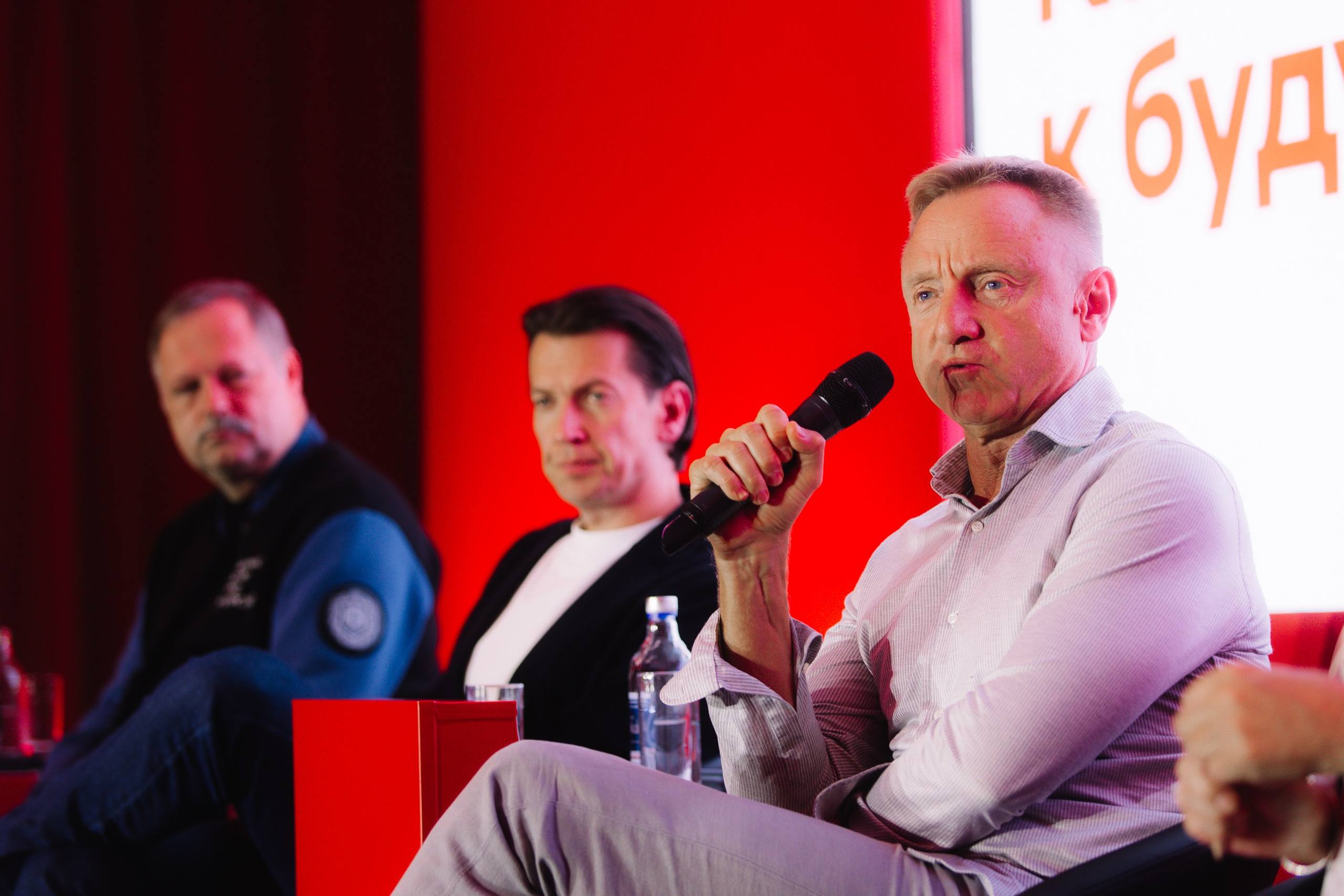 Эксперты: Группа спикеров на сцене отвечает на вопросы аудитории во время дискуссии.