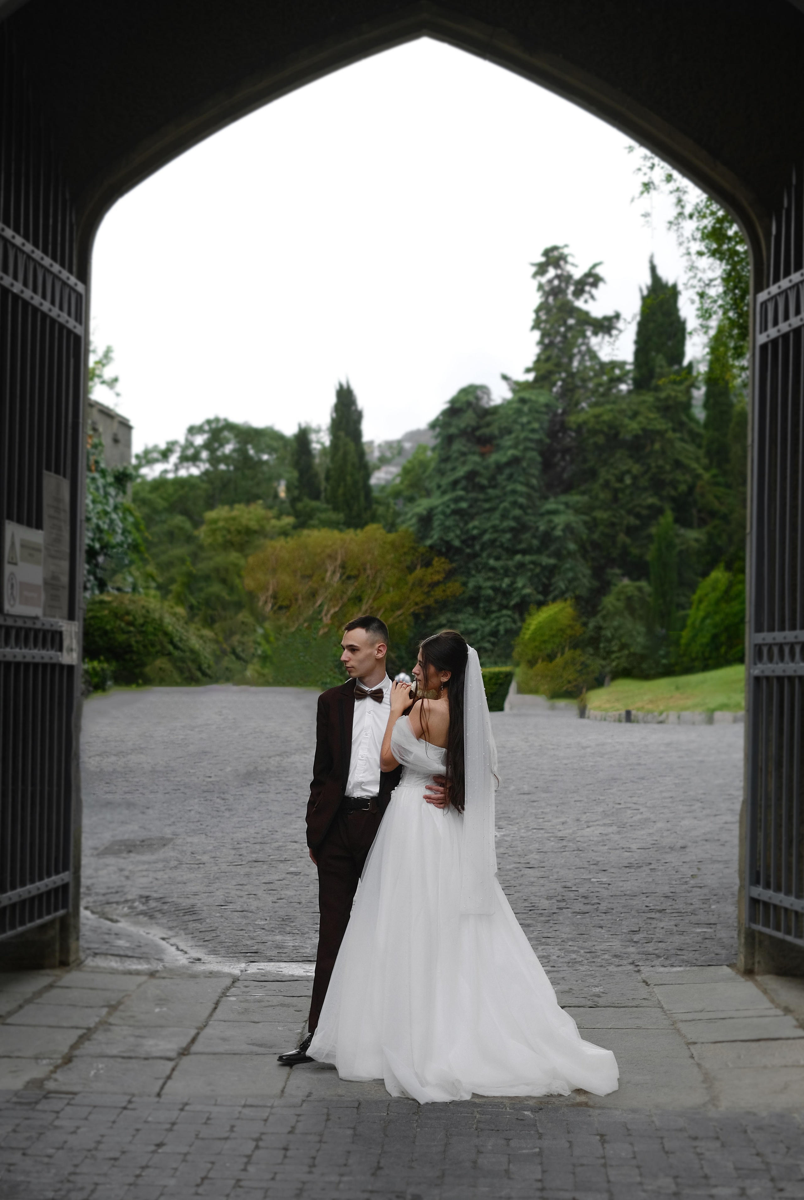 Свадебная фотосессия для прокатной пары. Воронцовский дворец. Профессиональная фотосъемка в Крыму. Натуральные эмоции и живые кадры. Забронируйте дату прямо сейчас!