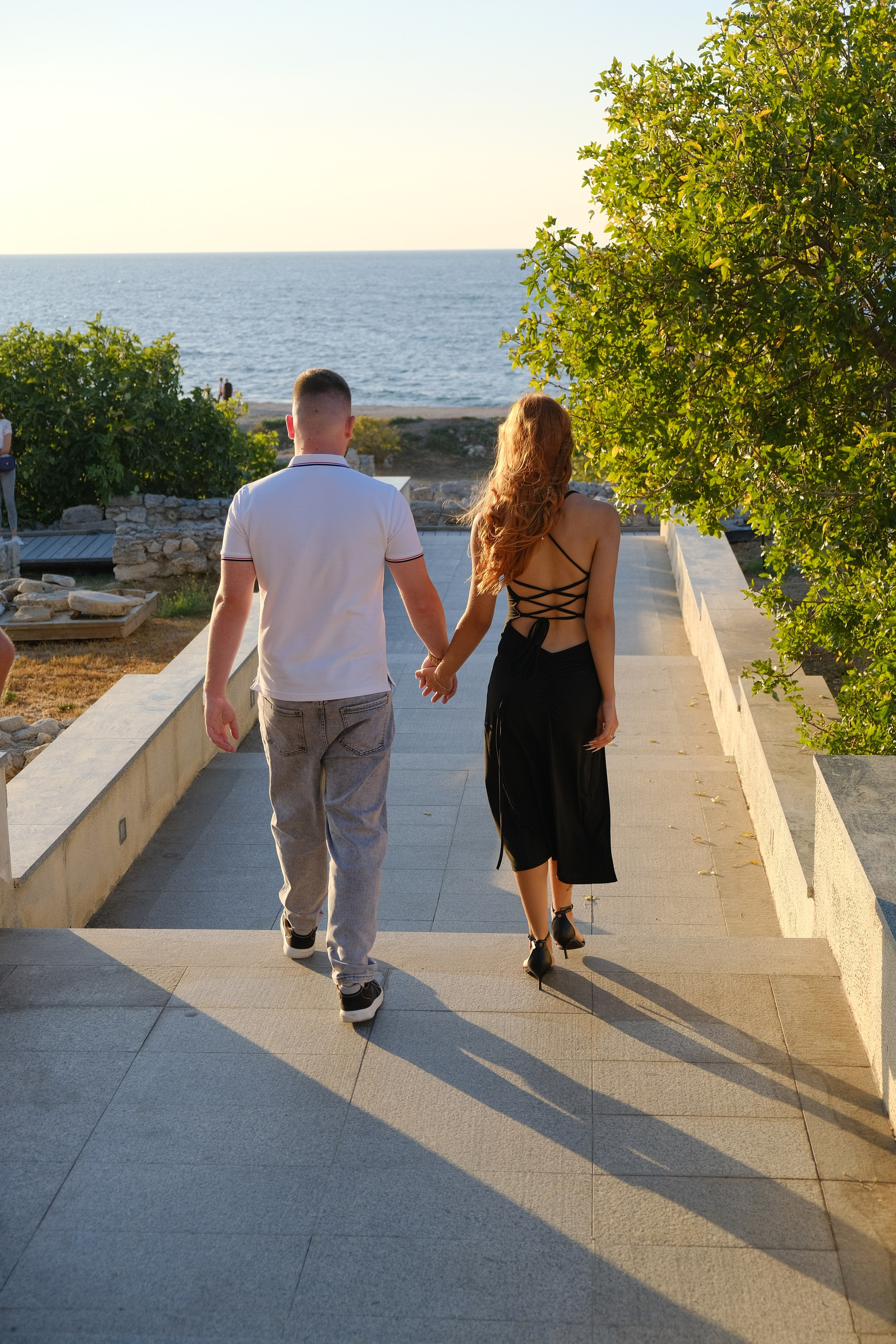 Красивая молодая пара идёт к морю в херсонесе таврическом. Фотограф и видеограф Желдак Илья