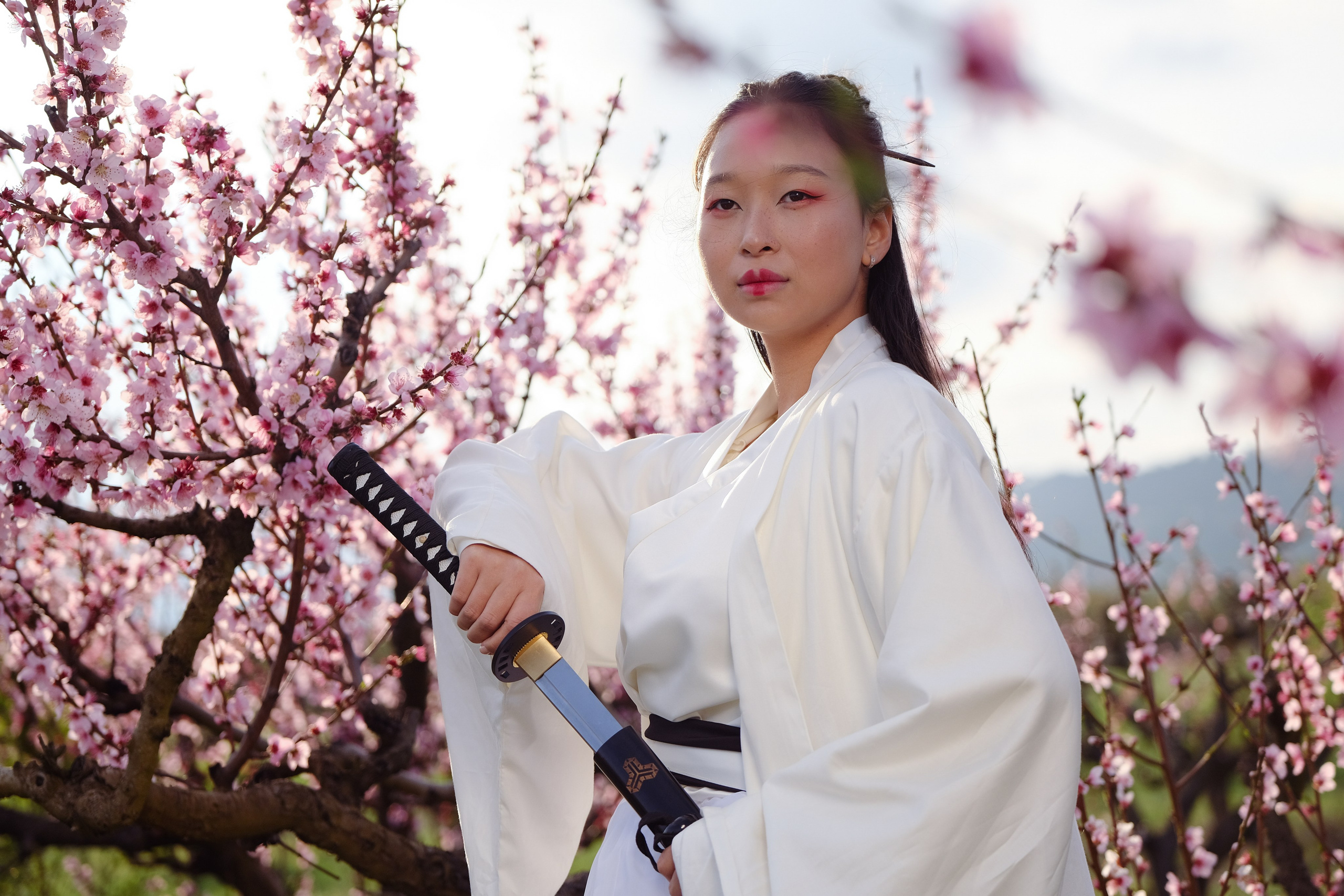 Фото в цветущих персиковых садах. Профессиональная фотосъемка в Крыму. Натуральные эмоции и живые кадры. Забронируйте дату прямо сейчас!