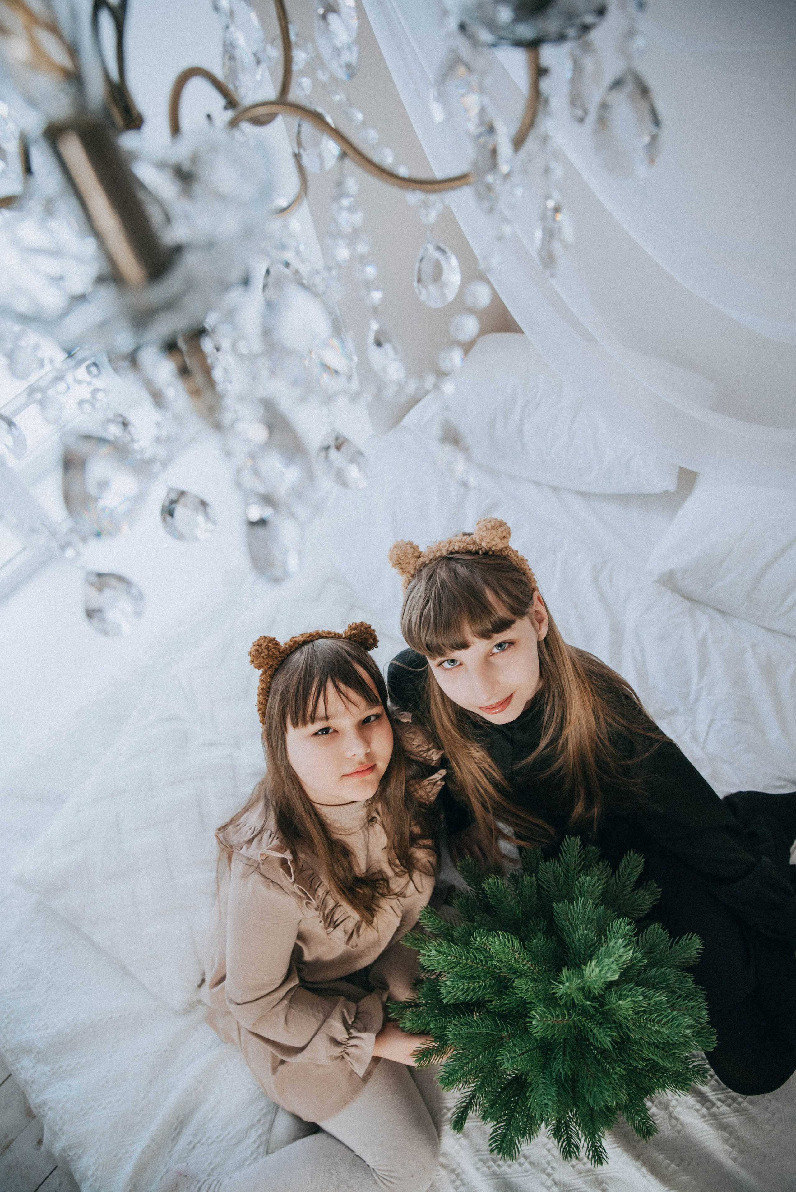 Дети  у ёлки на кровати 