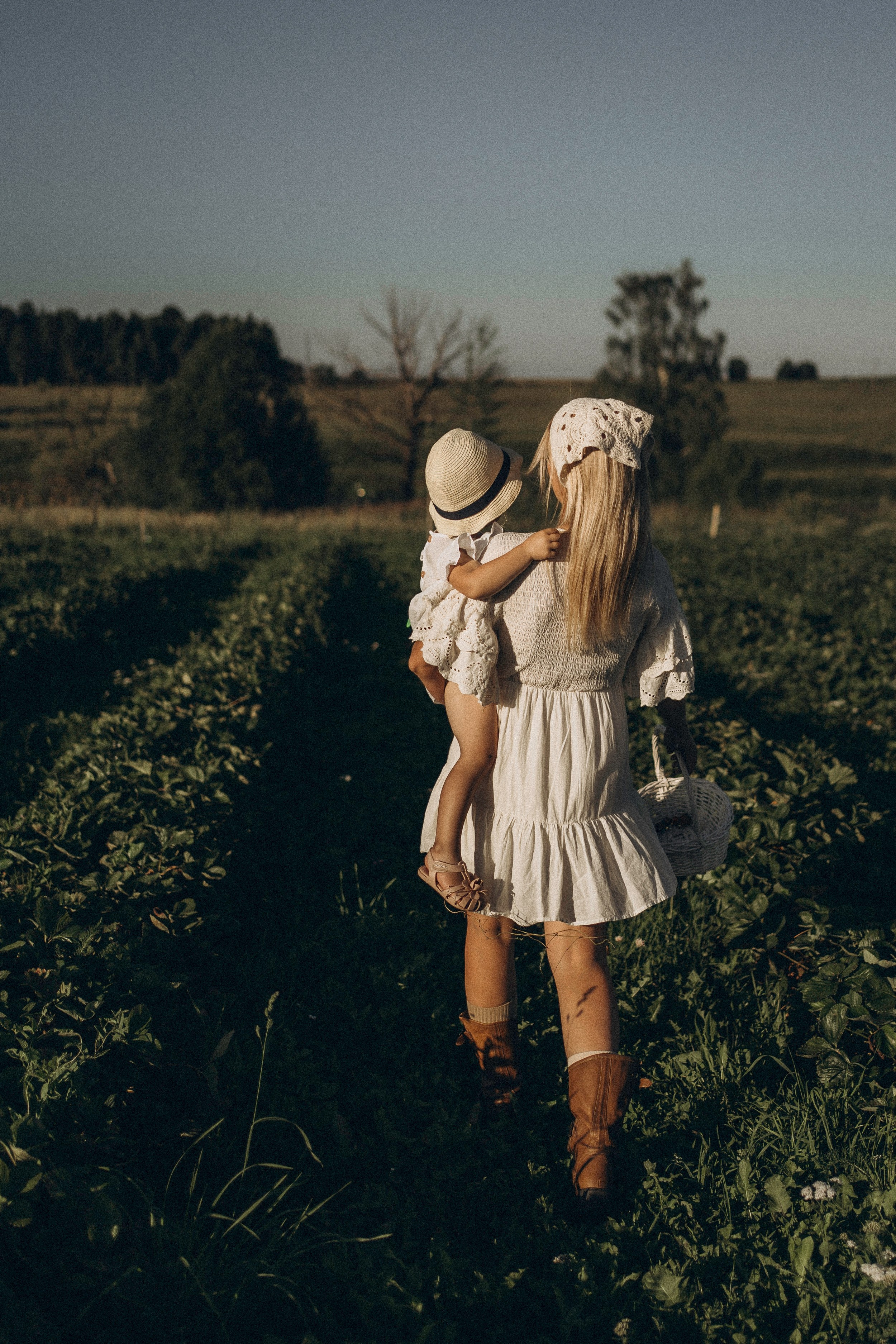 Алина и Оливия съемка на природе. Семейный фотограф в Калуге Ирина Алдохина