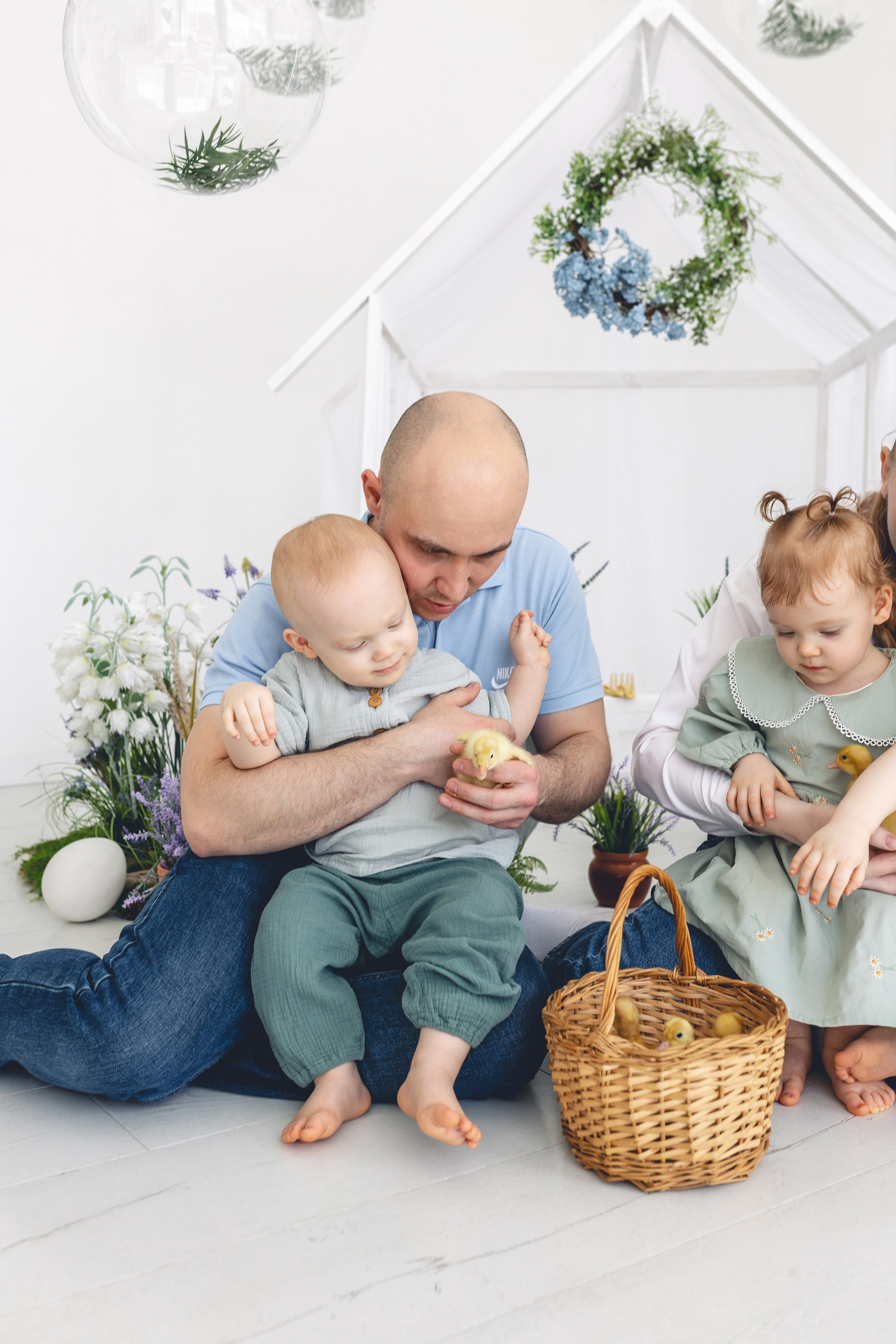 Тройняшки Варя, Миша и Женя пришли к утятам на фотосессию. Фотограф новорожденных в г. Барнаул Ренпенинг Катерина