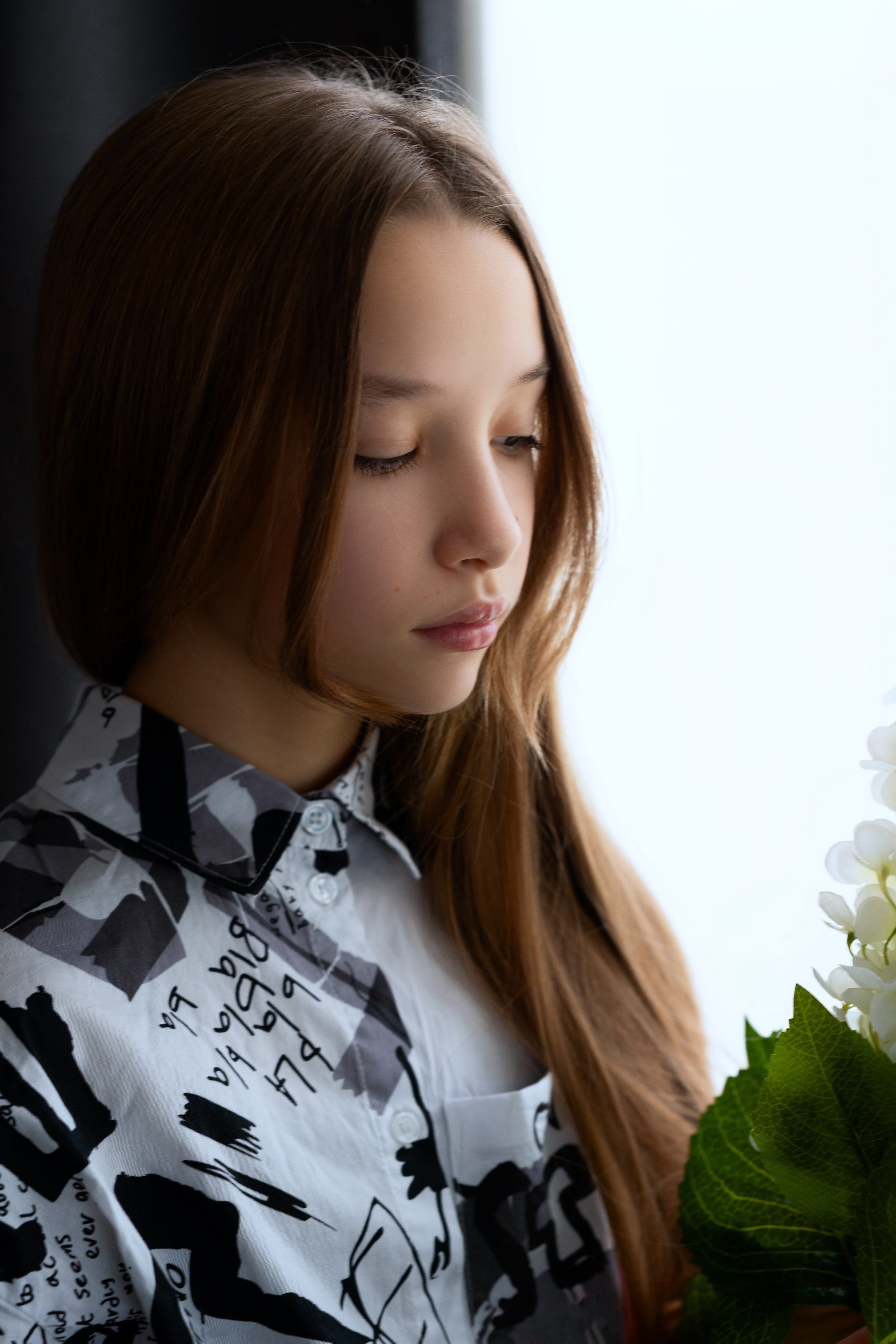 Подростковая съёмка с собакой, цветком, лампой