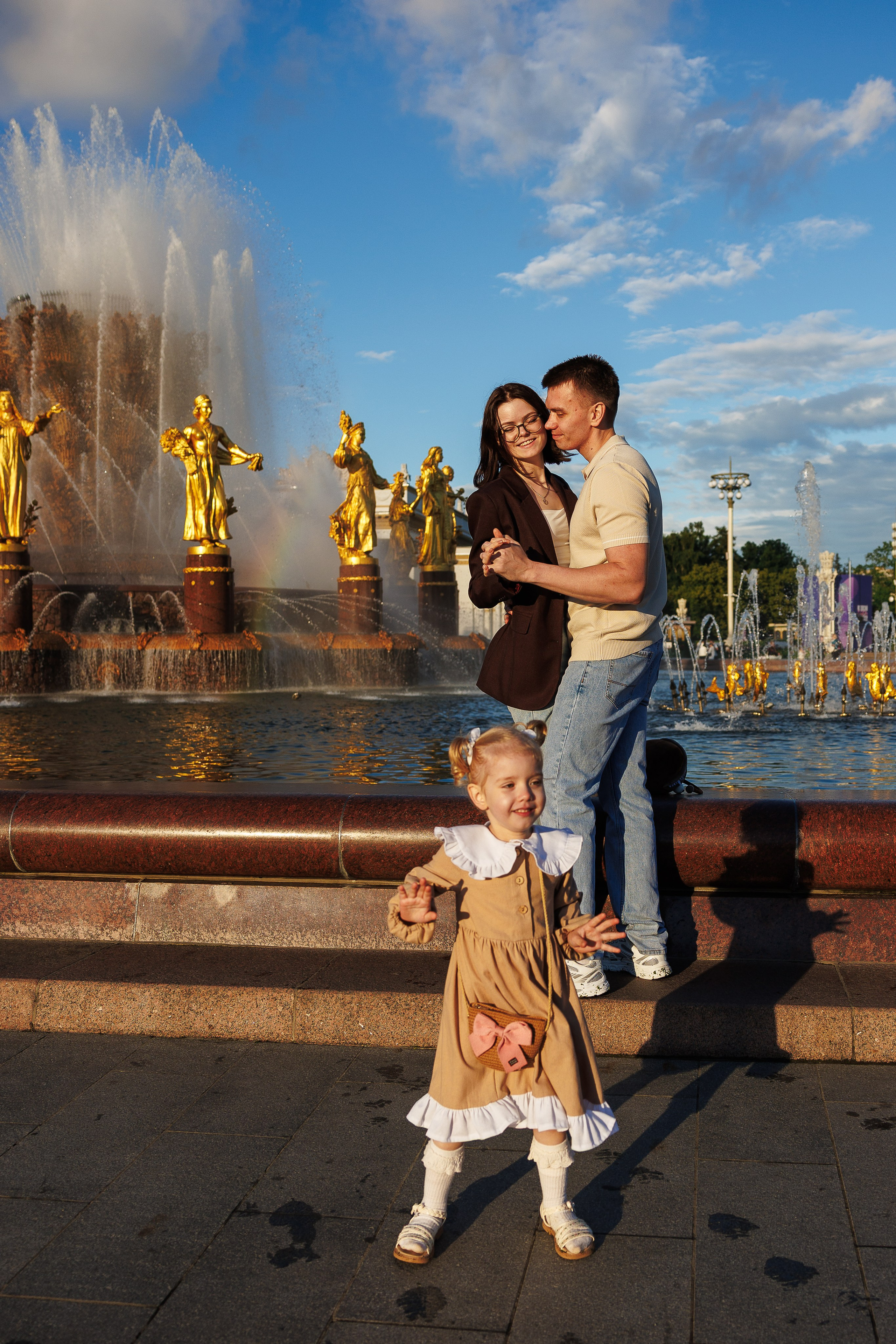 Семейная прогулка на ВДНХ. Свадебный и семейный фотограф в Москве Красинская Мария