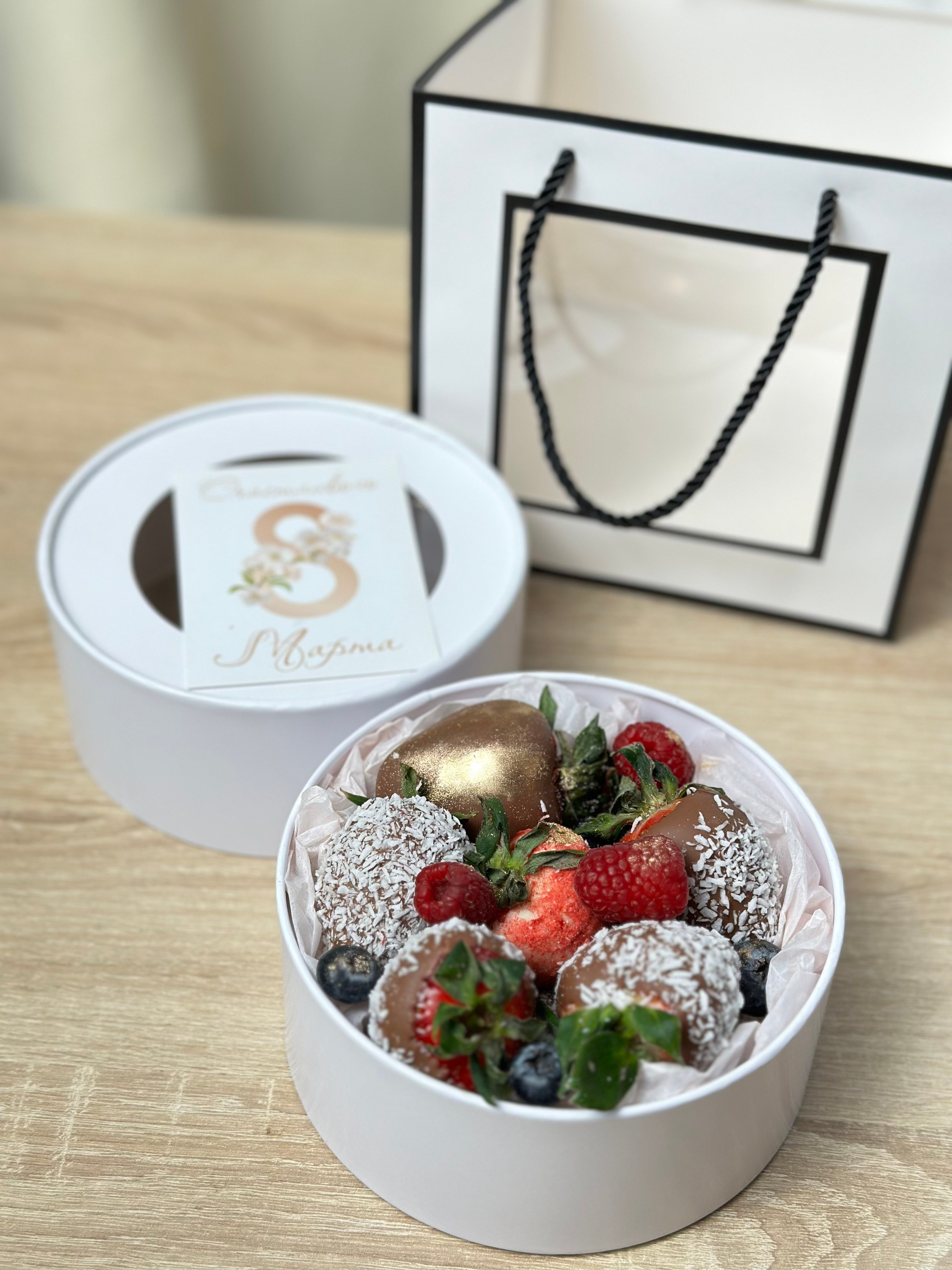 Ягоды в шоколаде. Выездной кейтеринг, съедобные букеты, торты и сладости на заказ