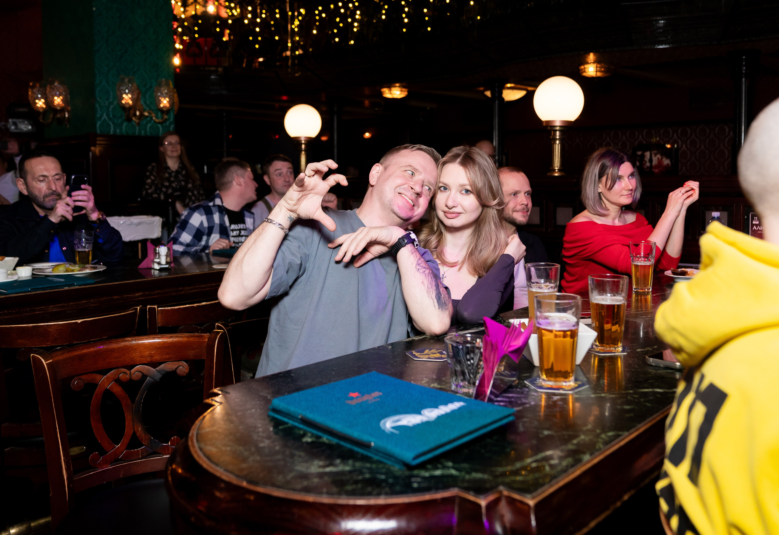 Посетители бара на концерте Васи Васина & ladies  в Douglas Bar. Фотография Евгения Мальцева.