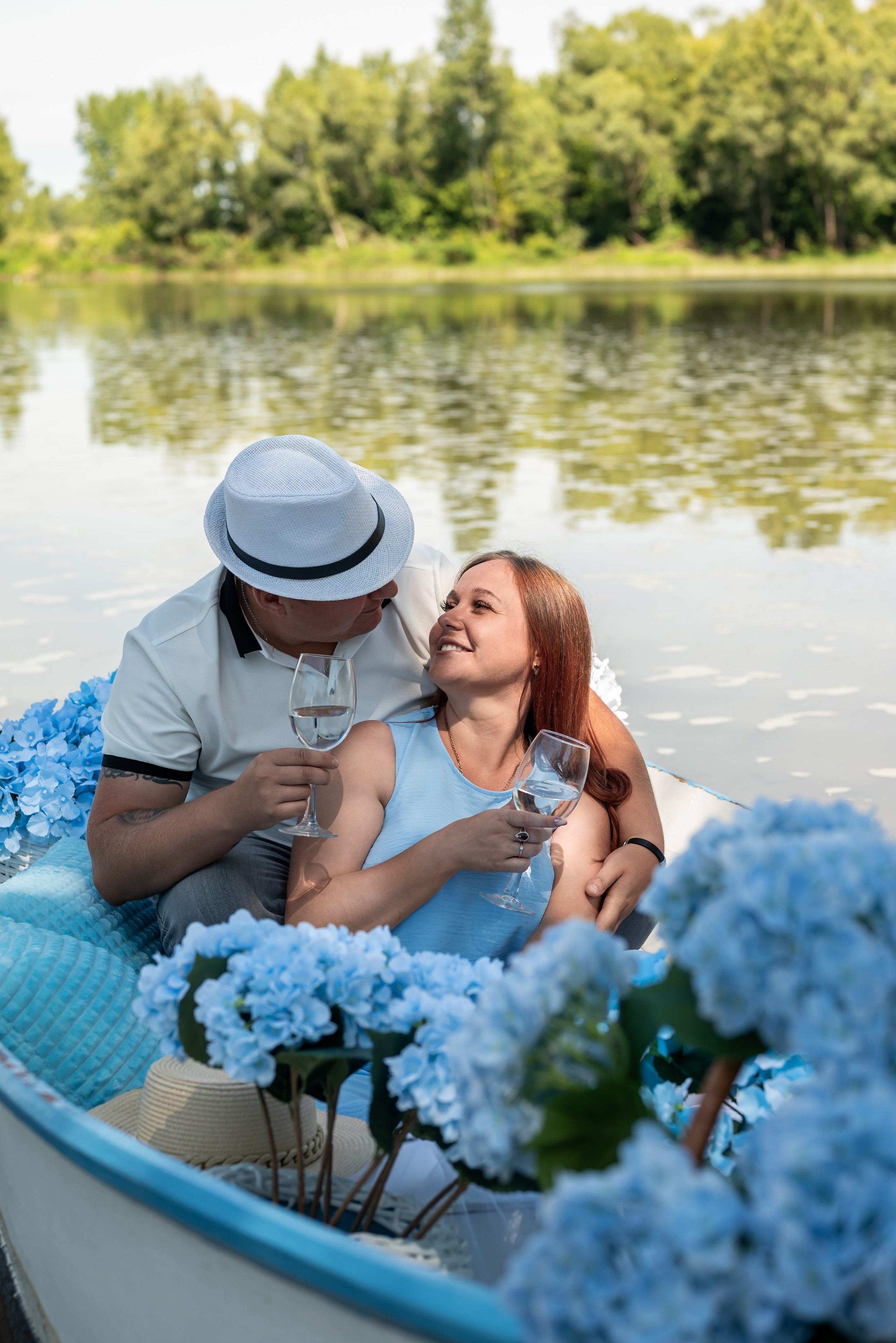 Фотопроект на лодке с голубыми гортензиями. Фотограф в городе Салават