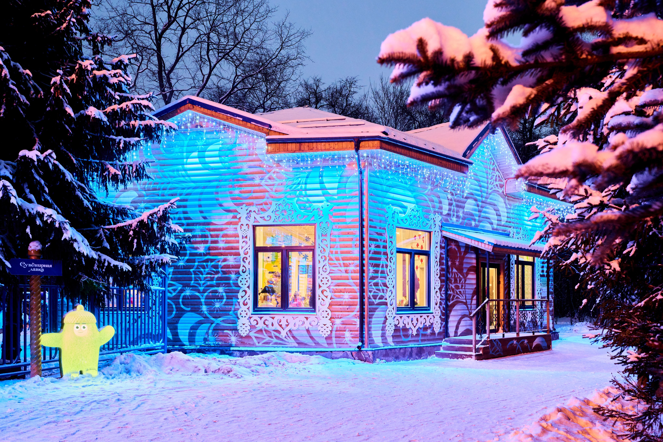 Терема Усадьбы Деда Мороза вечером. Никита Хохловский фото и видео продакшн