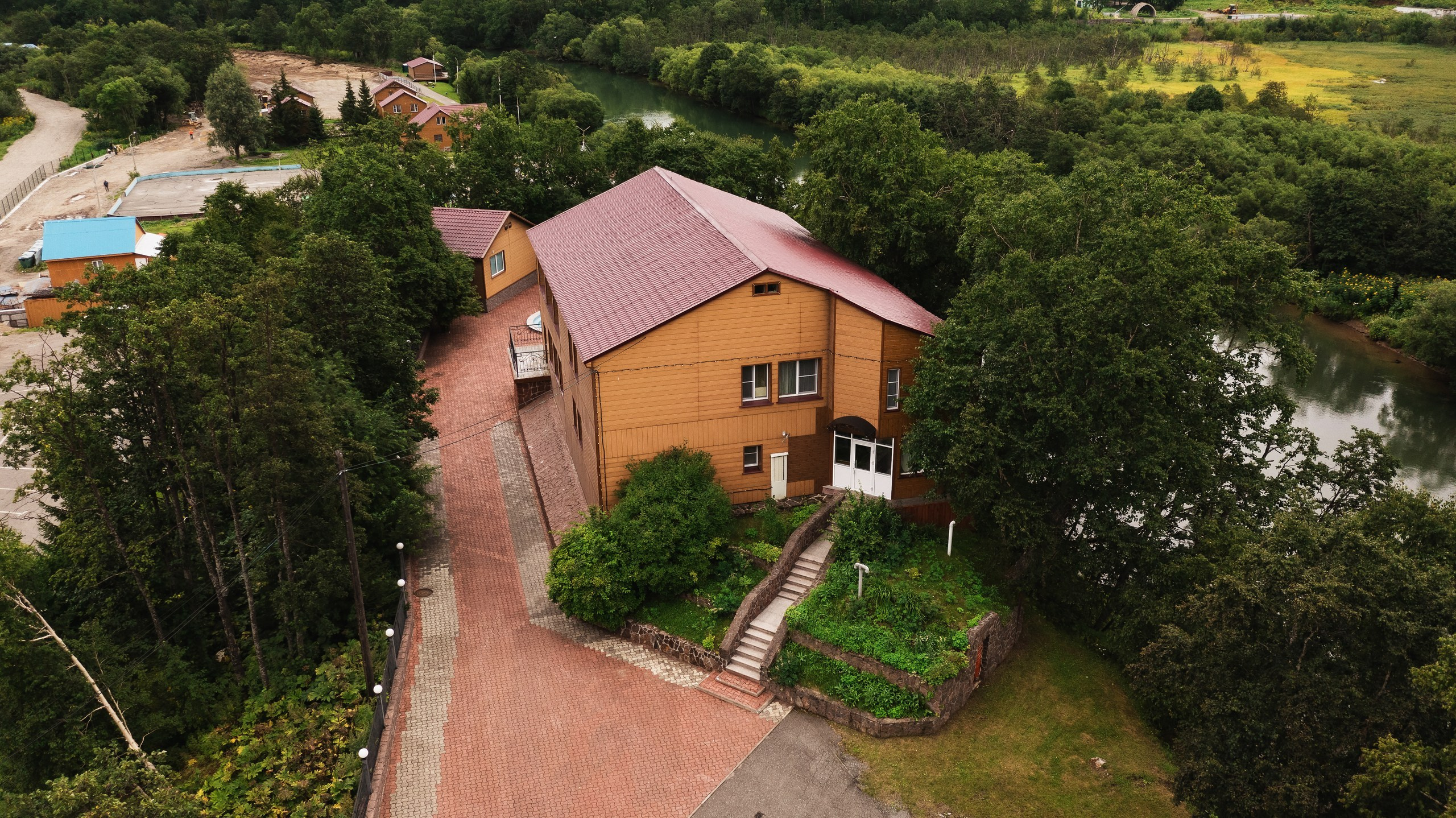 Фотосъемка домиков для отдыха в Петропавловске-Камчатском. Профессиональная фотосъемка интерьеров гостевых домов и баз отдыха на Камчатке. Детальные фотографии уютных номеров и живописного природного окружения. Цены на фотосъемку объектов туристического размещения в Петропавловске-Камчатском.