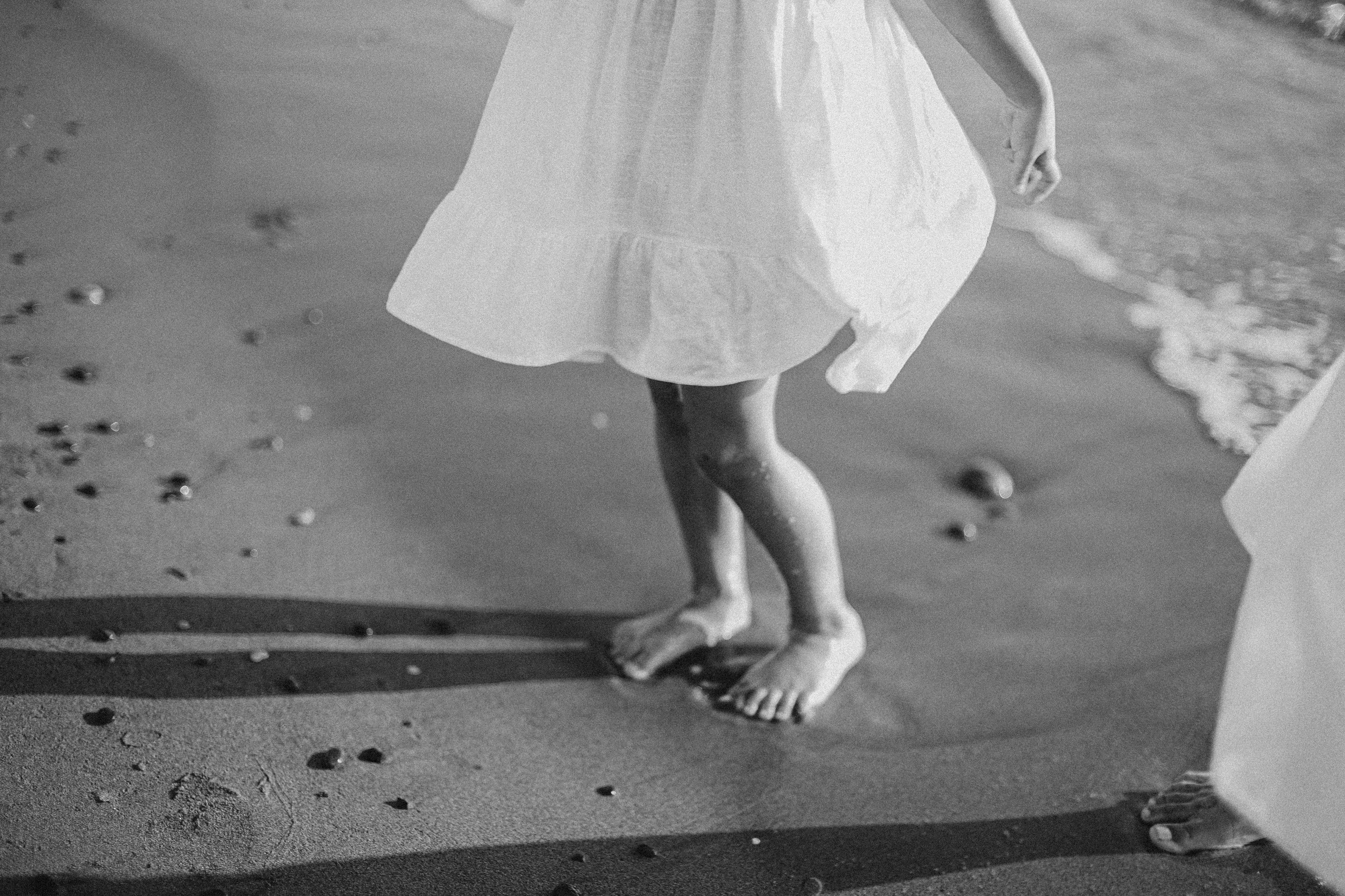Sandy toes and family smiles. Katerina Nord | Wedding and Couple Photographer in Germany and Europe