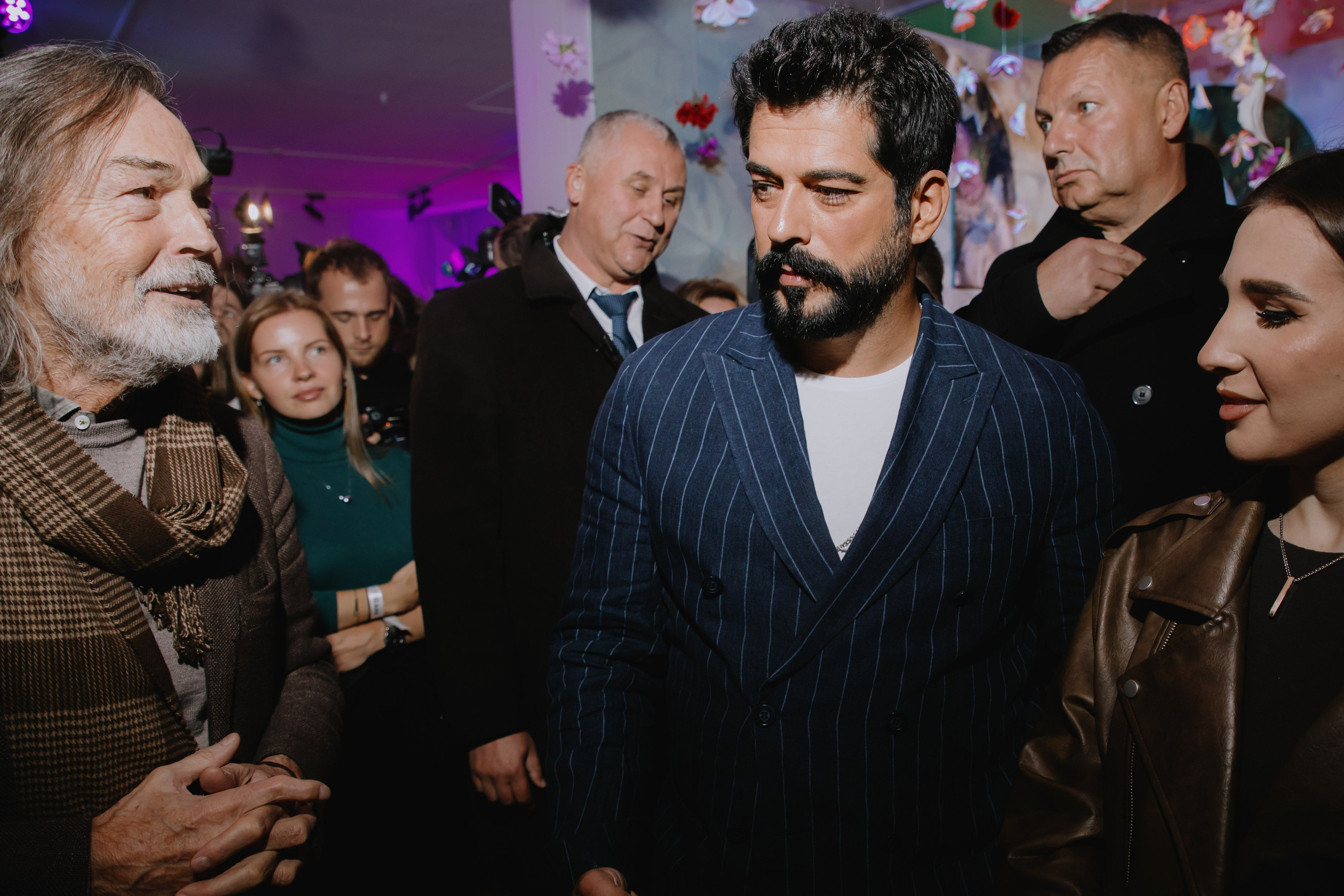 Бурак Озчивит посетил выставку Никаса Сафронова. Фотограф в Москве и Санкт-Петербурге Дарина