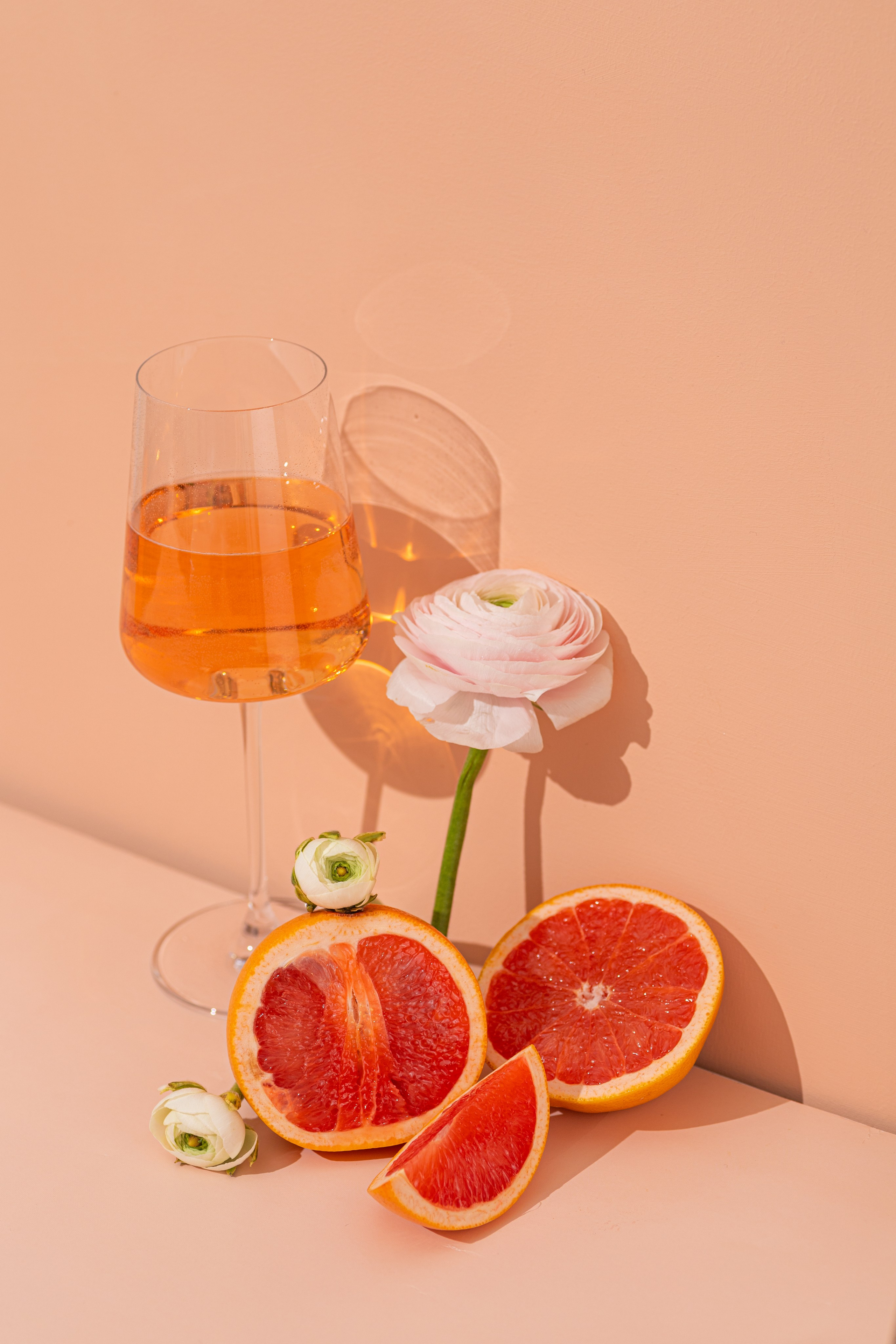 Фуд-съемка композиции с розовым вином для баннера. Съемка безалкогольных напитков.