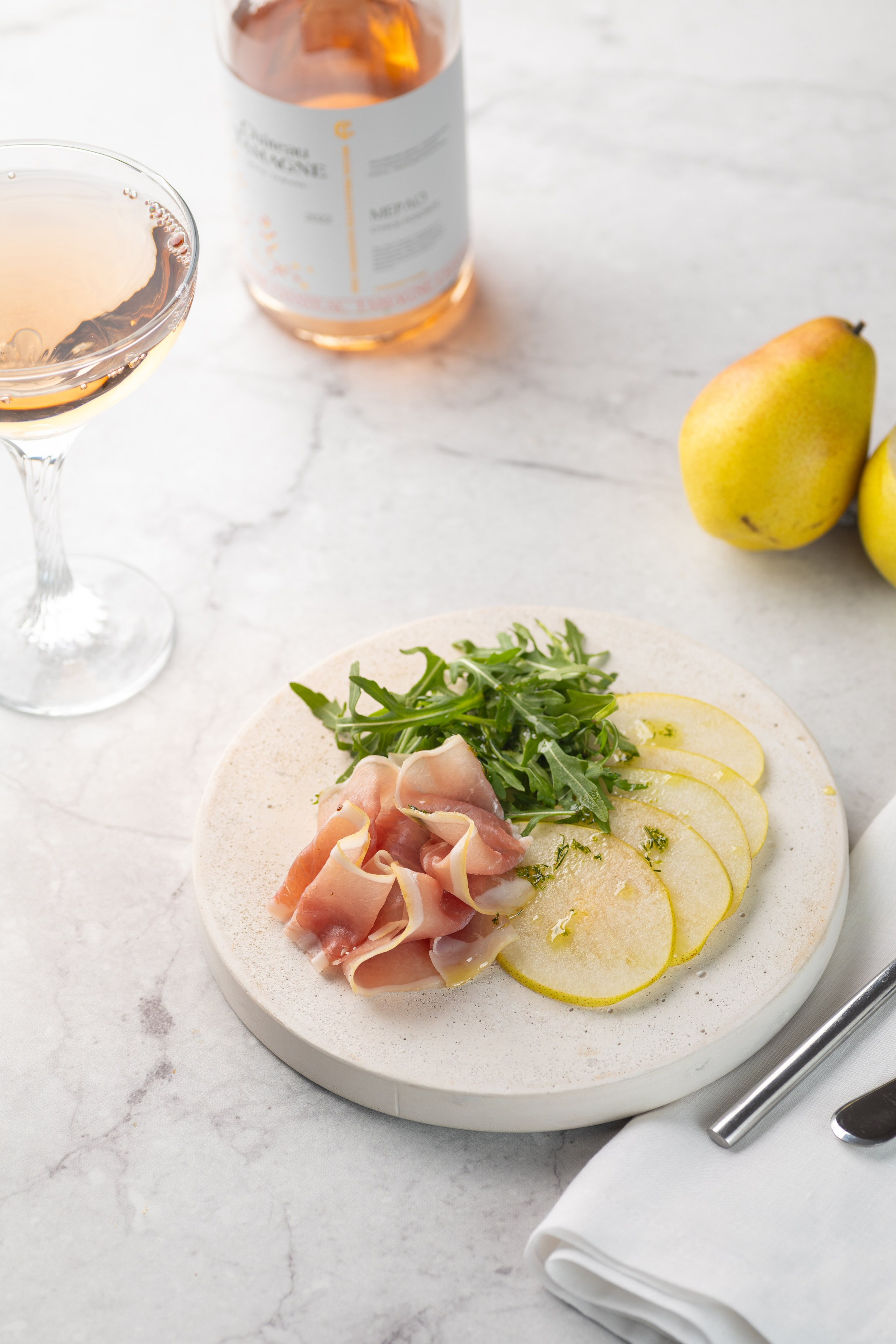 Съемка меню кафе на светлом фоне примеры