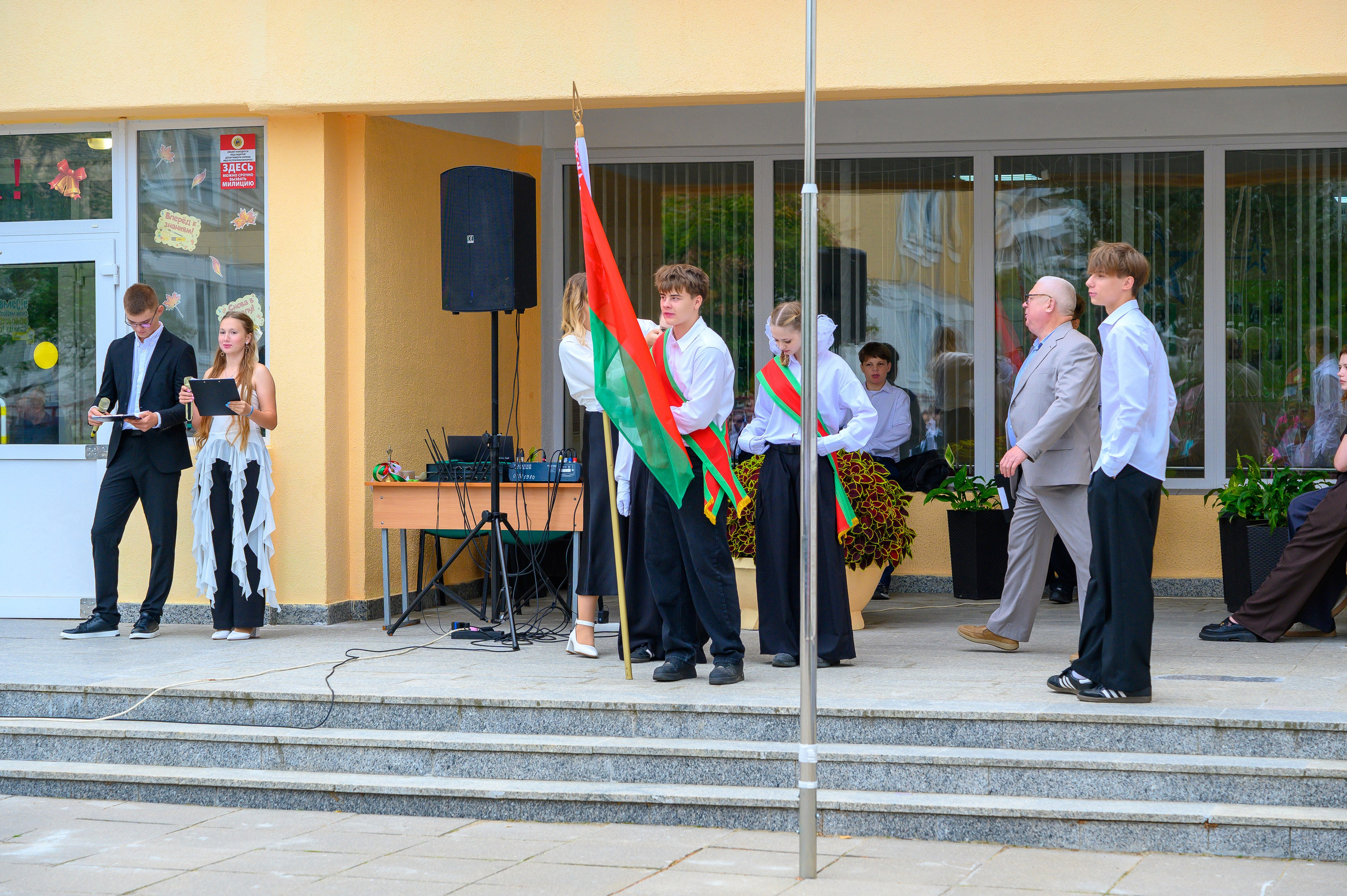 Вот звучит первый звонок, перед этим долгое приготовление к новому этапу в жизни, Яромир идет в школу. Фотоуслуги, услуги фотографа, фотографирование важных событий