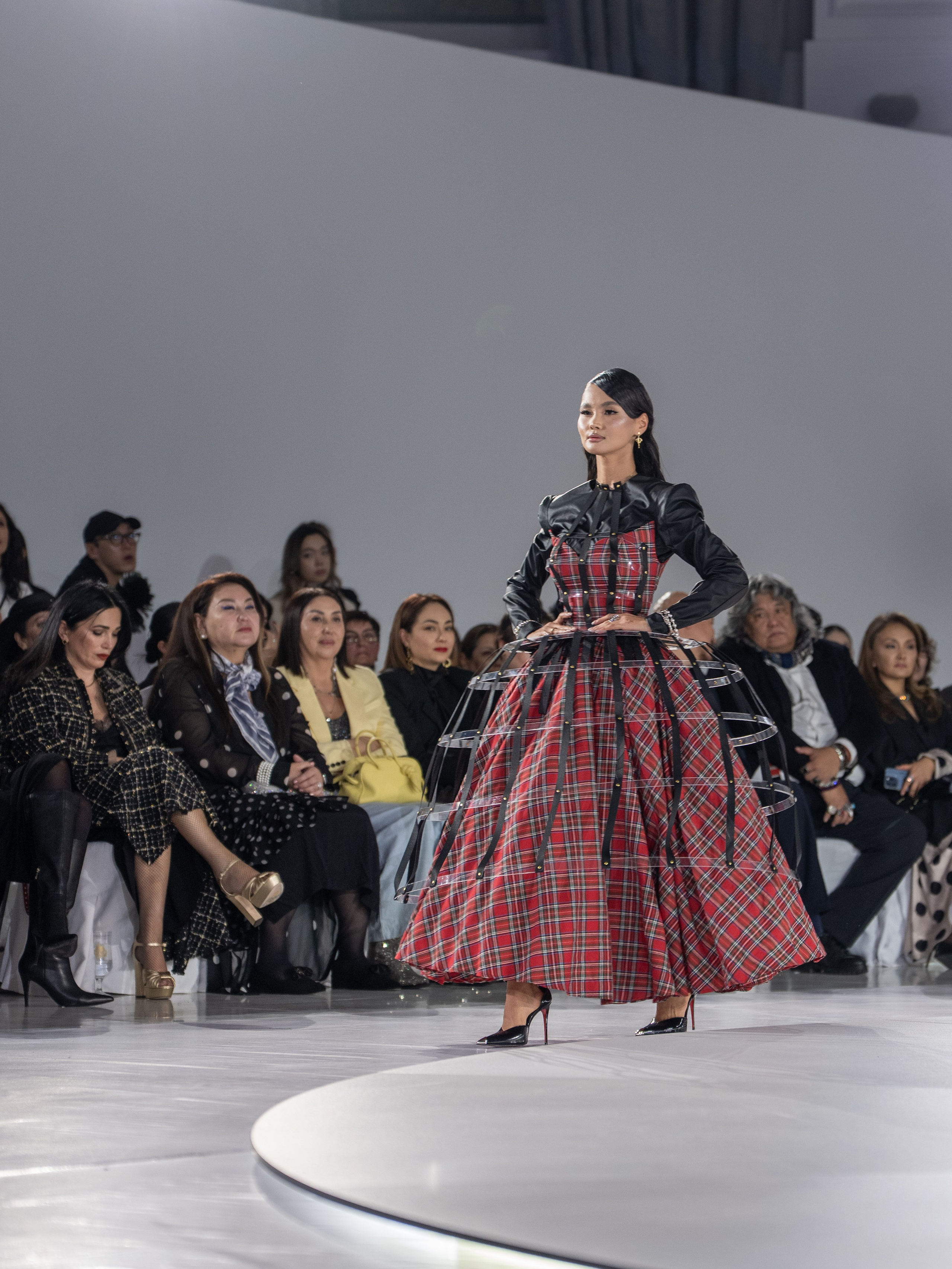 Дизайнер Arunaz. Сайт Алматинского НЮ АРТ, будуар и фэшн фотографа Дениса Карпенко