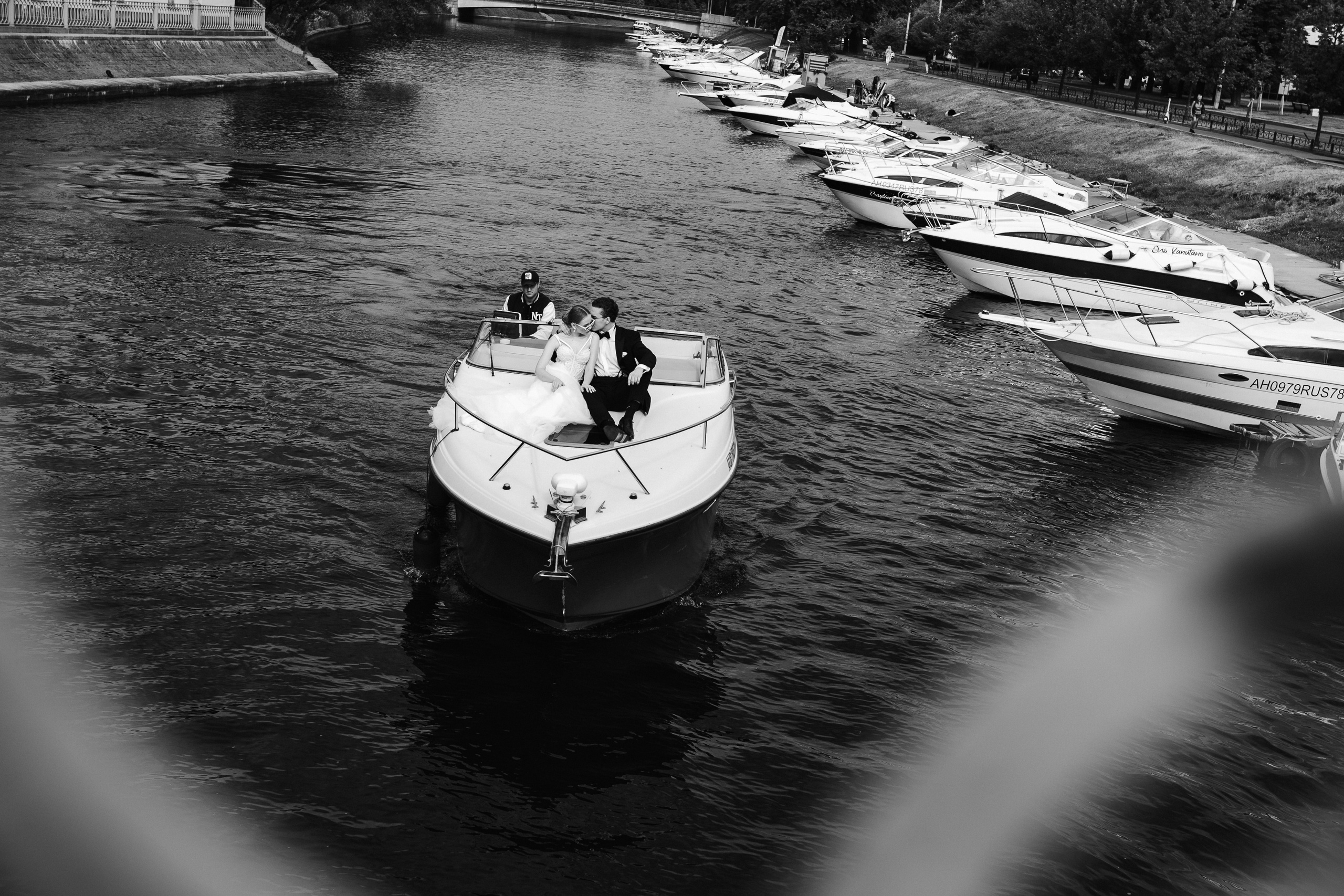 Молодожены в лодке обнимаются на фоне Санкт-Петербурга. Счастье, любовь и романтика в историческом городе. Идеальный момент для влюбленных.