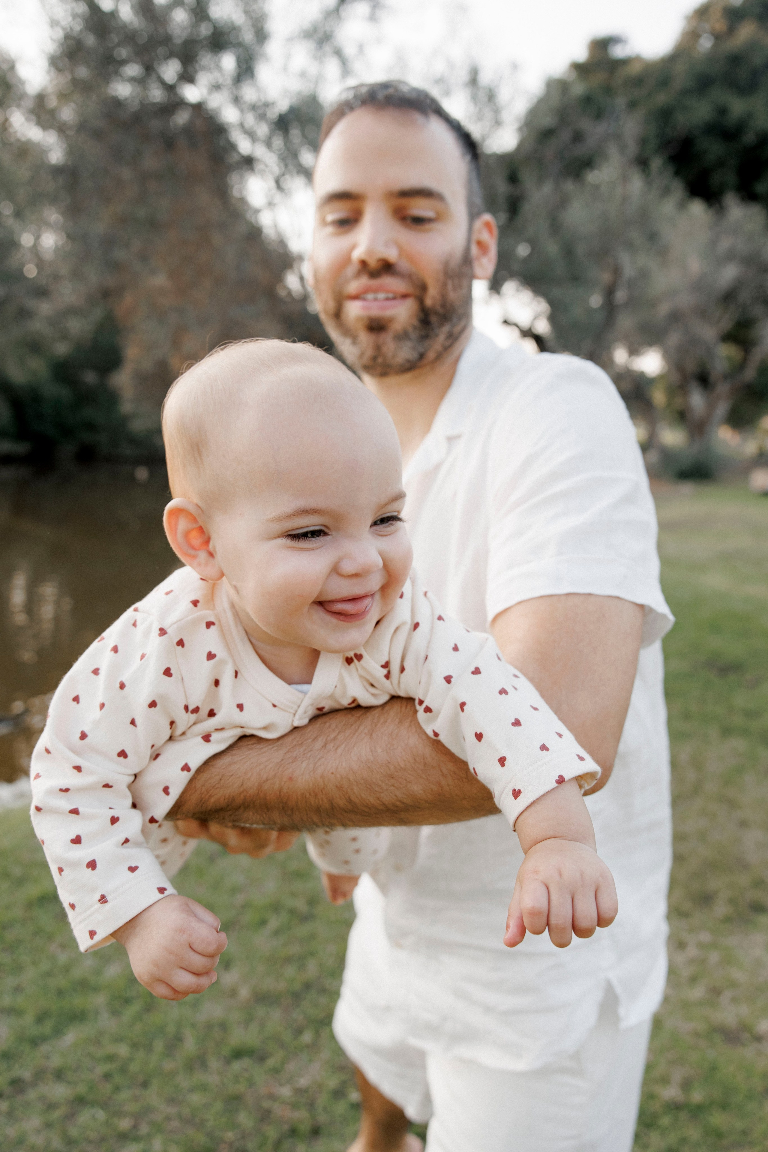 First year photoshoot inside the park (sunset). Wedding and family photographer