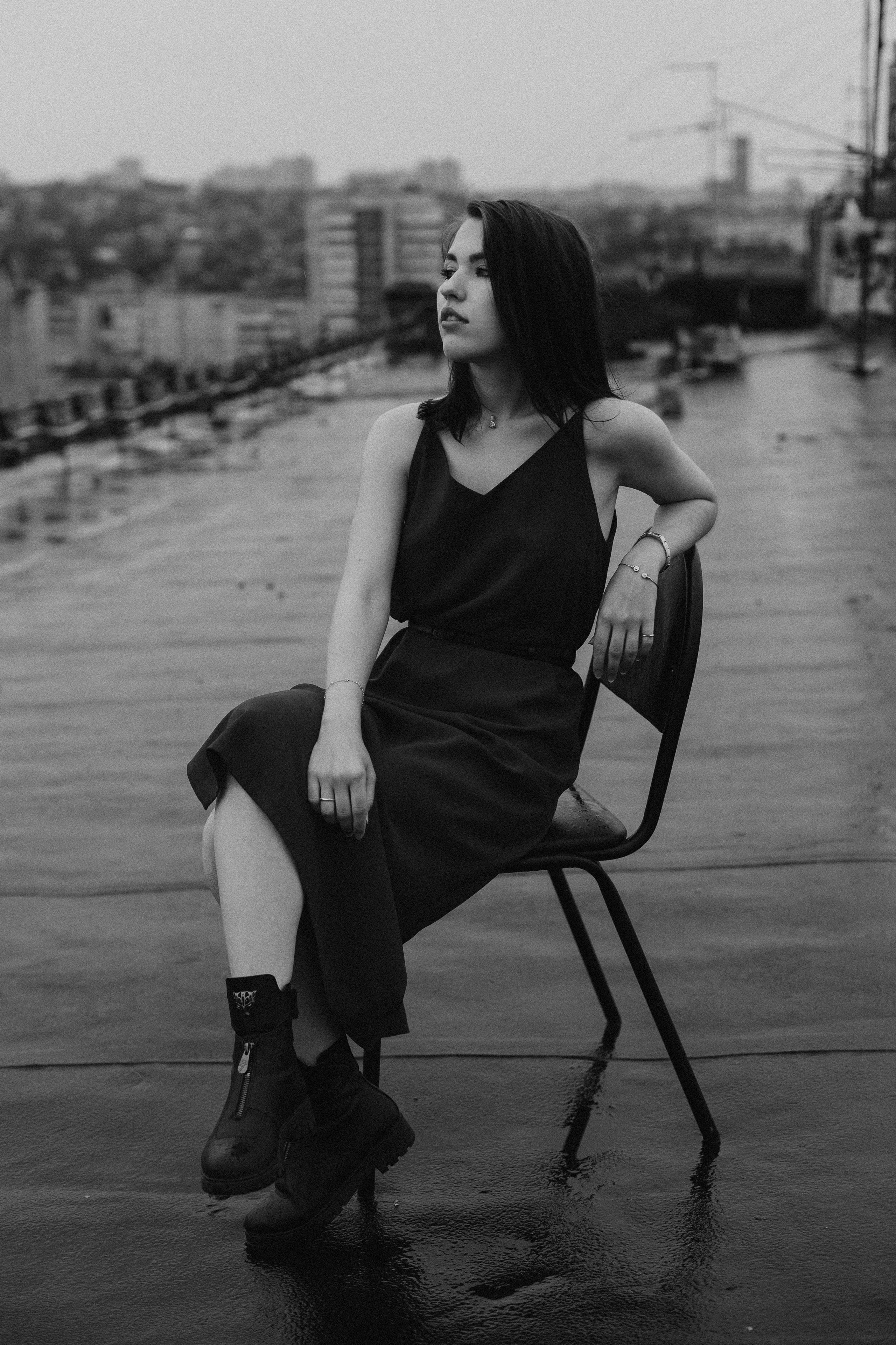 Черно-белая женская фотосессия на крыше в Красноярске