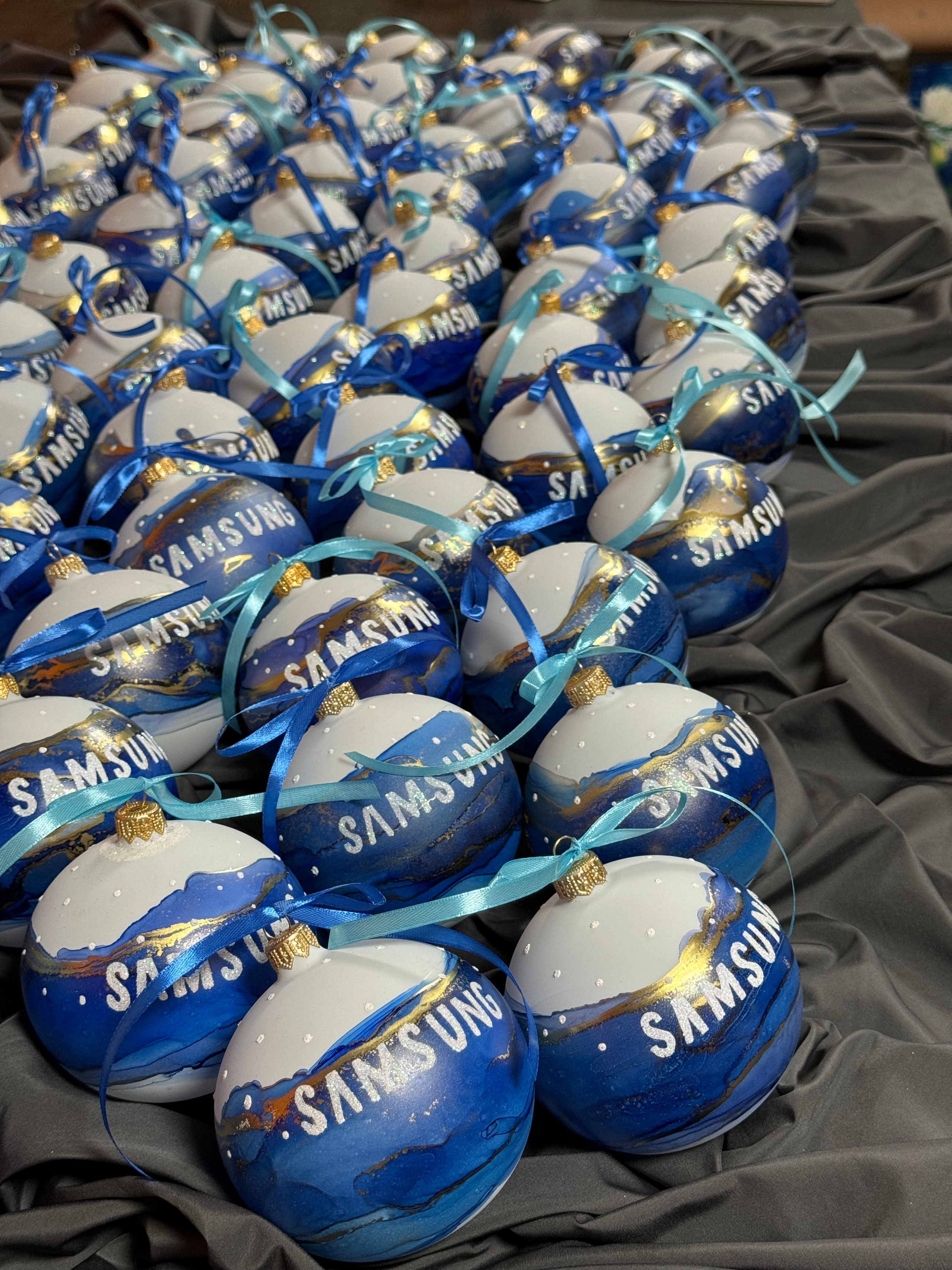 ArtSHARm- наше портфолио по ёлочным шарам с ручной росписью. Художественная ручная роспись елочных шаров, корпоративные подарки и восковые аромасвечи