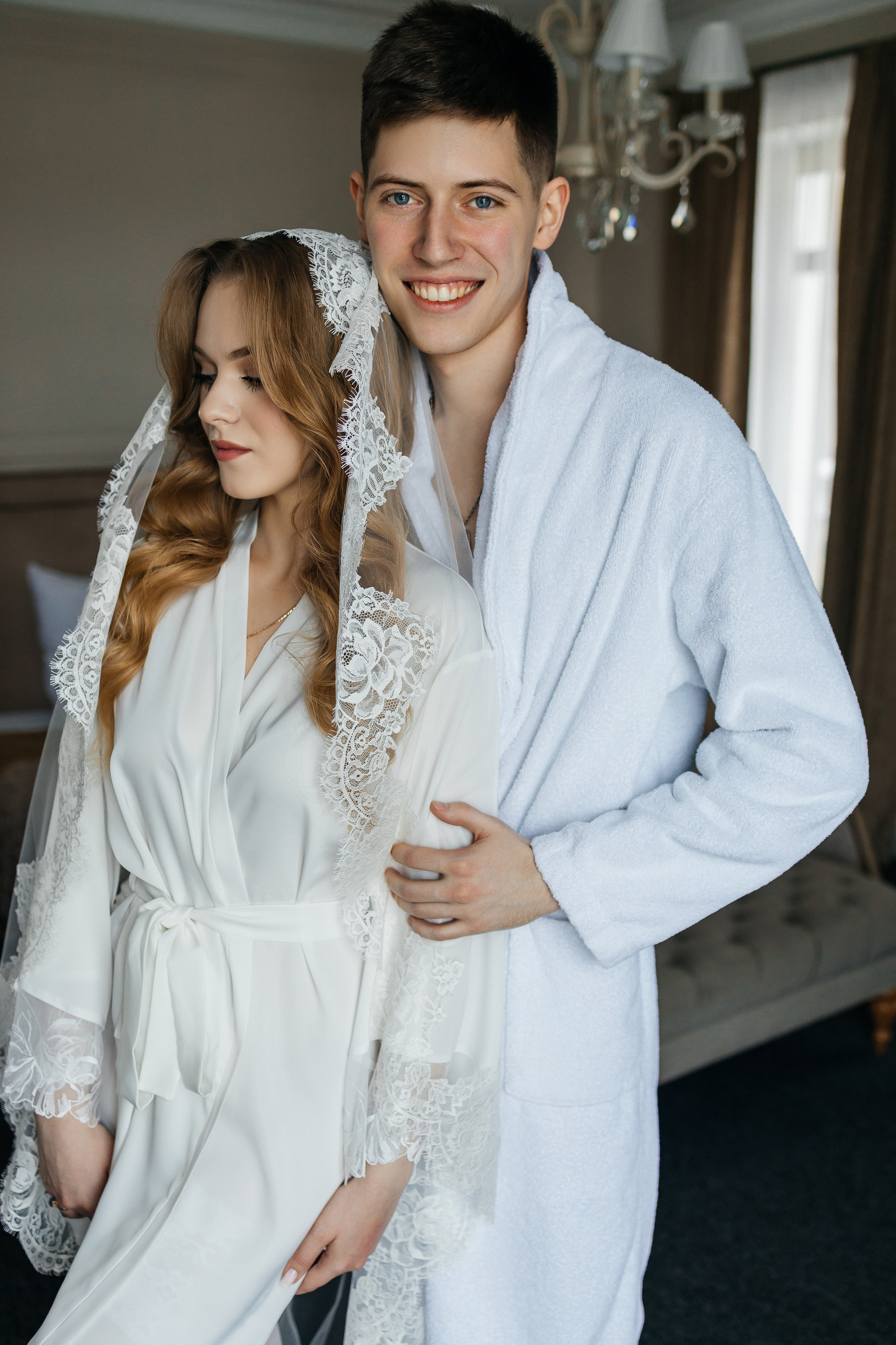 Роскошное утро пары в номере отеля. Олег Сверчков | Свадебный фотограф Вологда