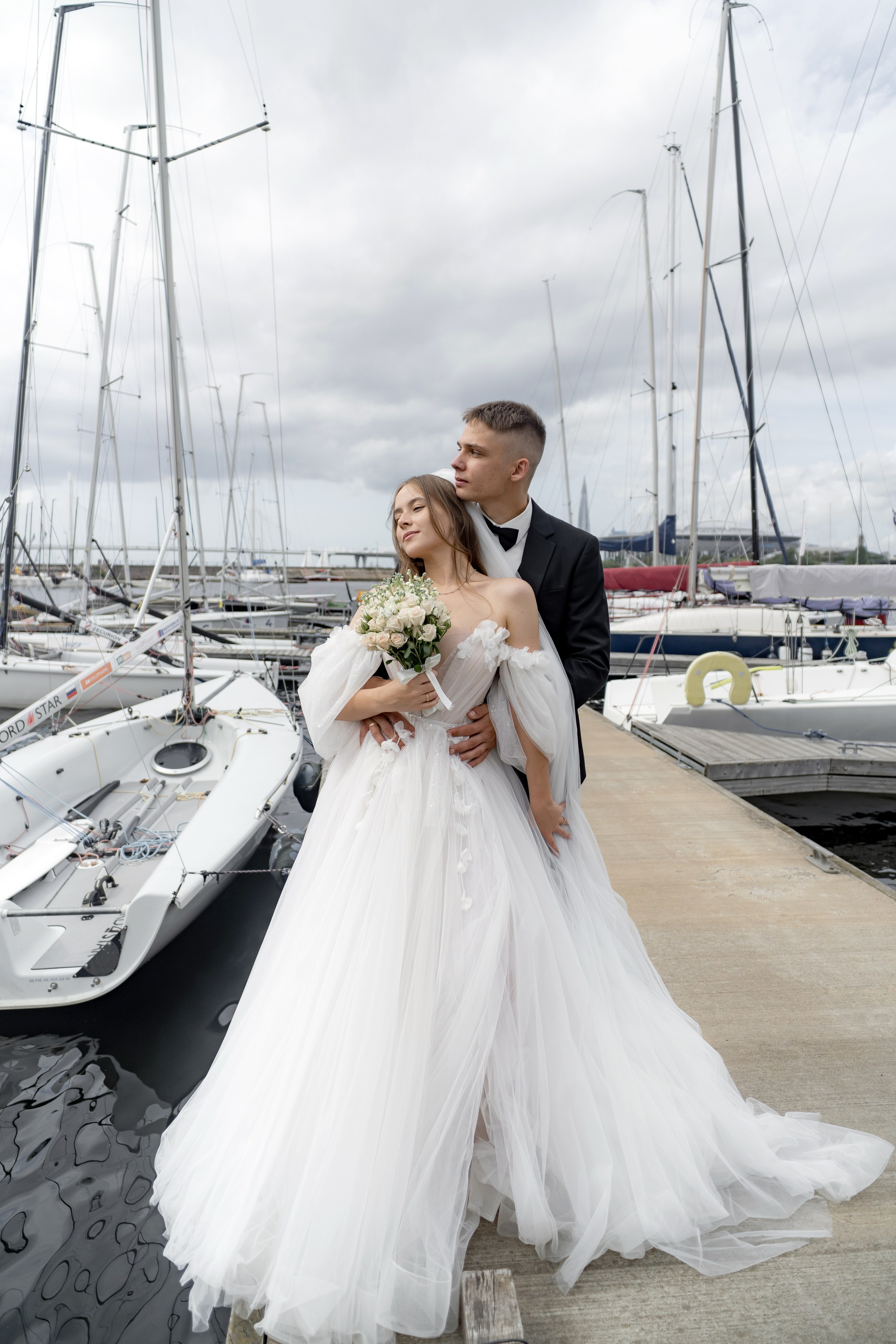 Красивые места для свадебной фотосессии летом в Санкт-Петербурге. Свадебный фотограф Александр Невский в Санкт-Петербурге