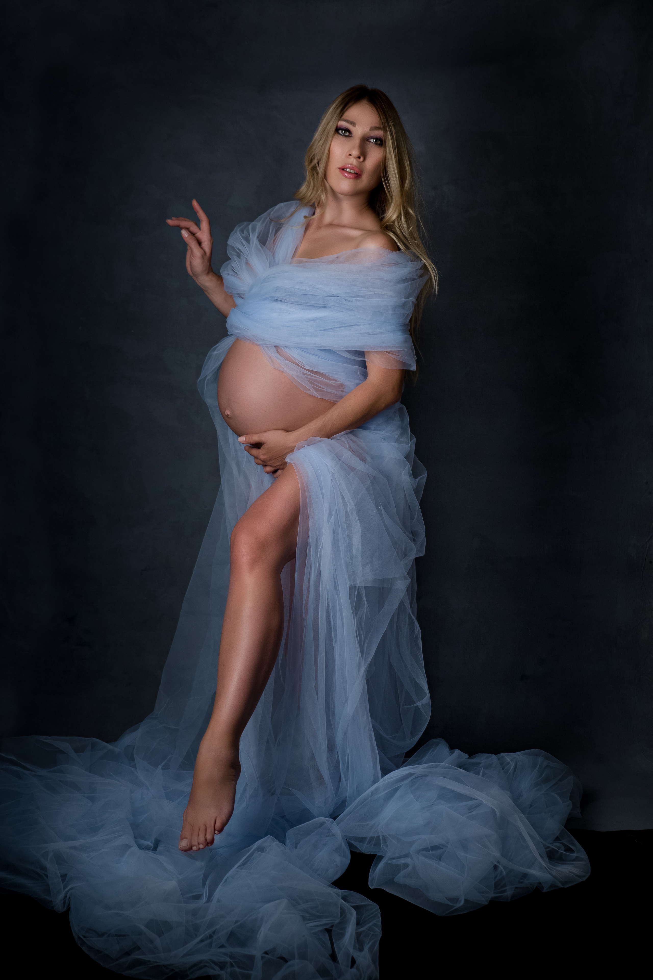 Фотосессия беременной в голубой ткани  на холстах 