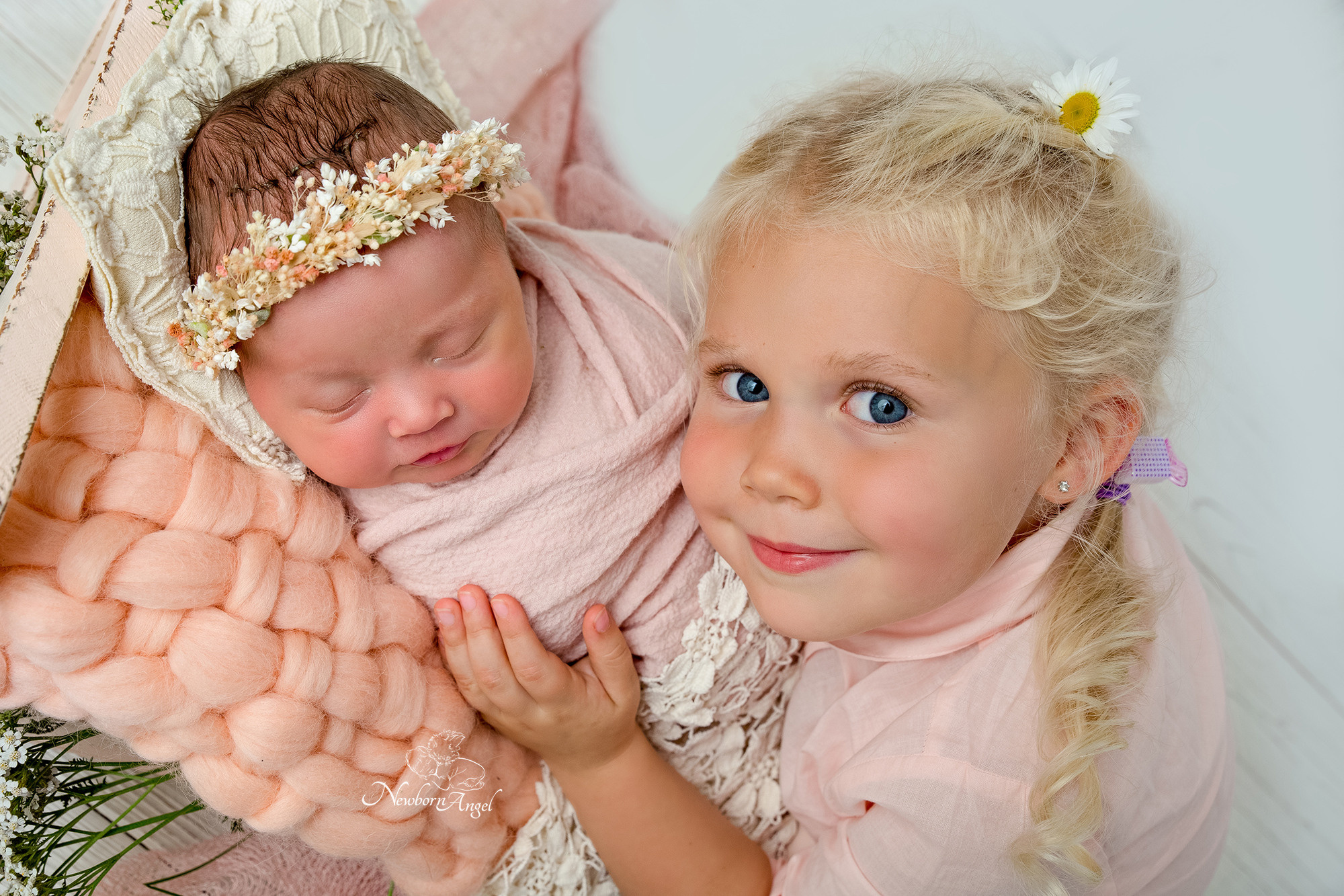 новорожденная девочка с сестрой