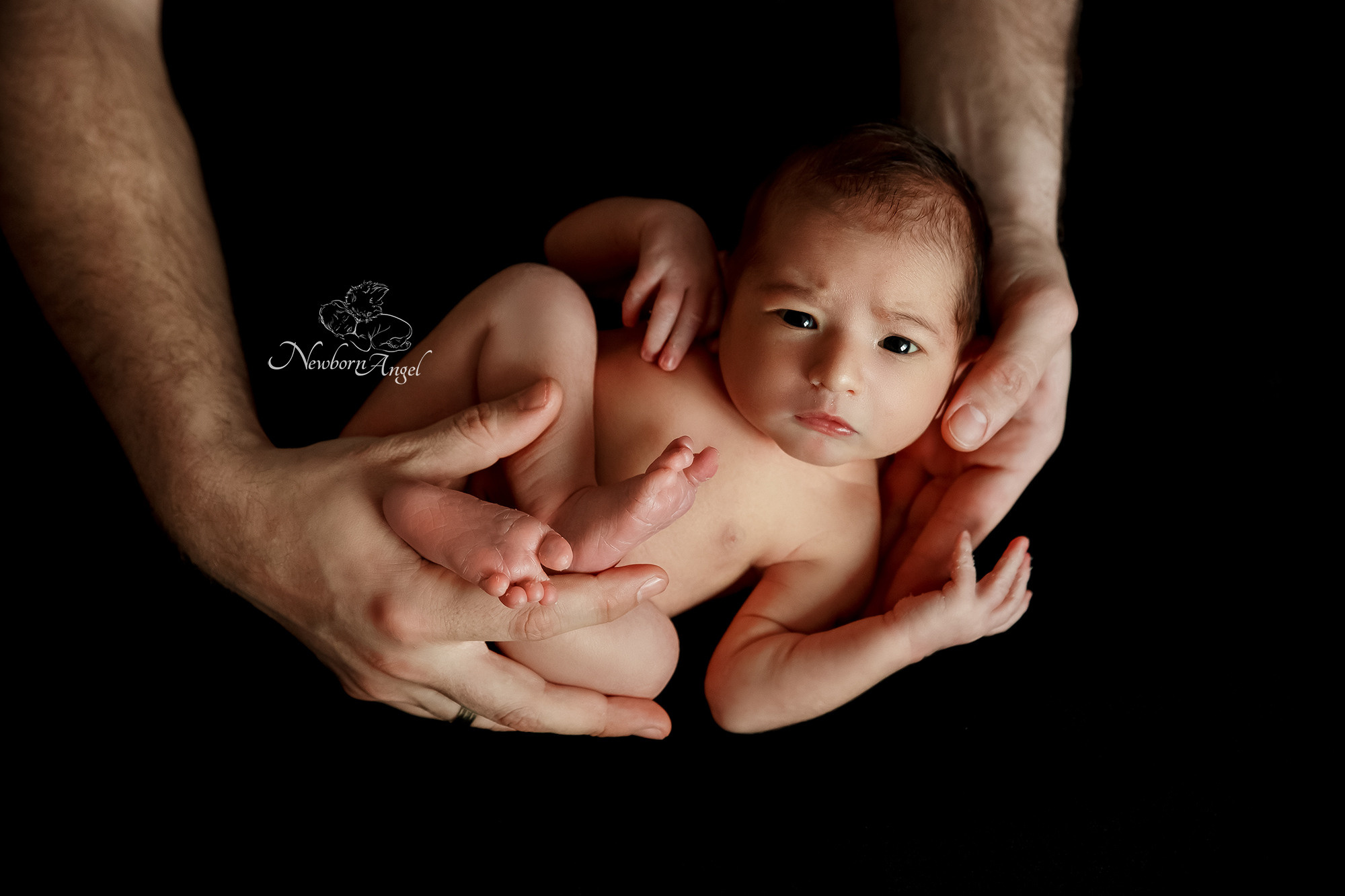 Новорожденный на темном фоне 