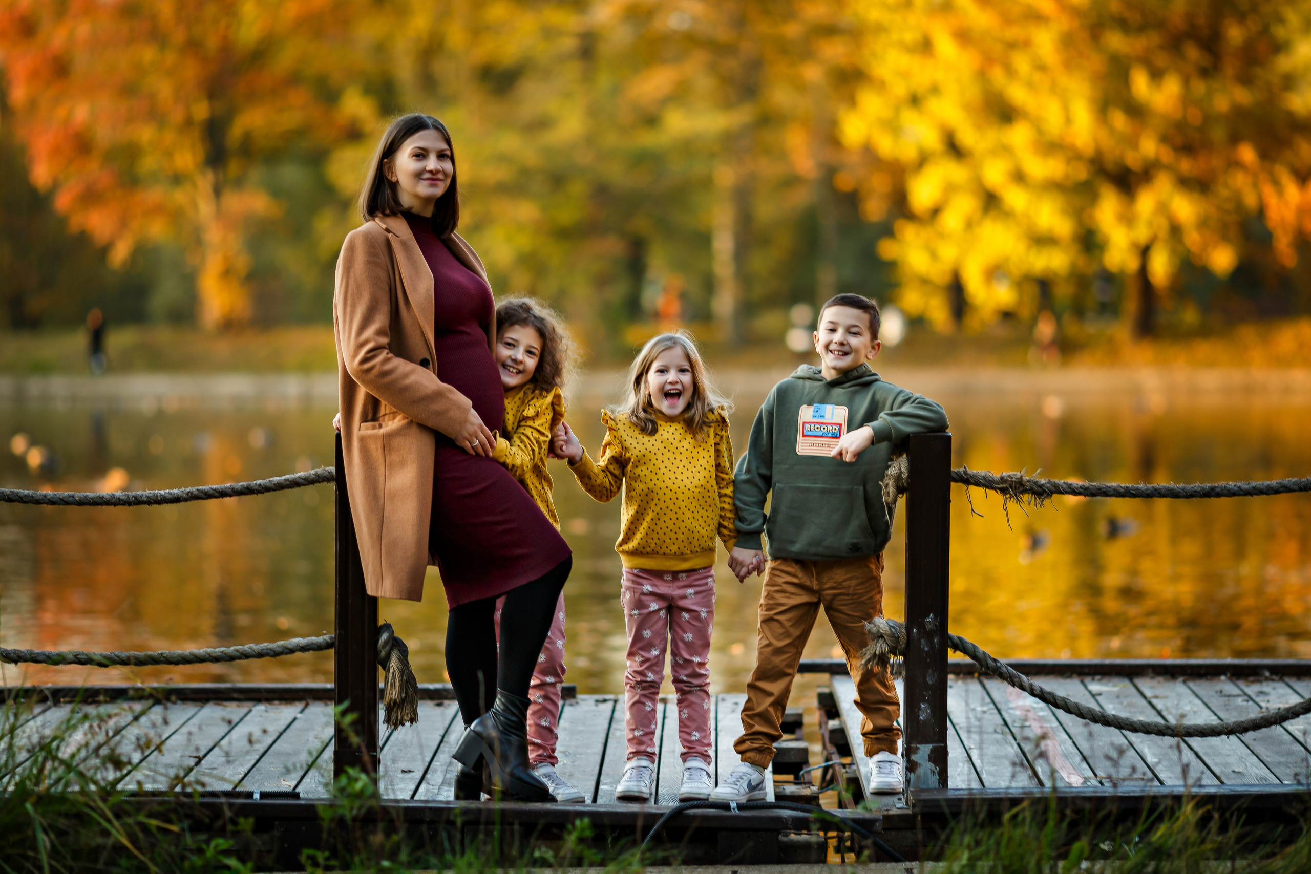 Семья на фотосессии на природе в осеннем парке 