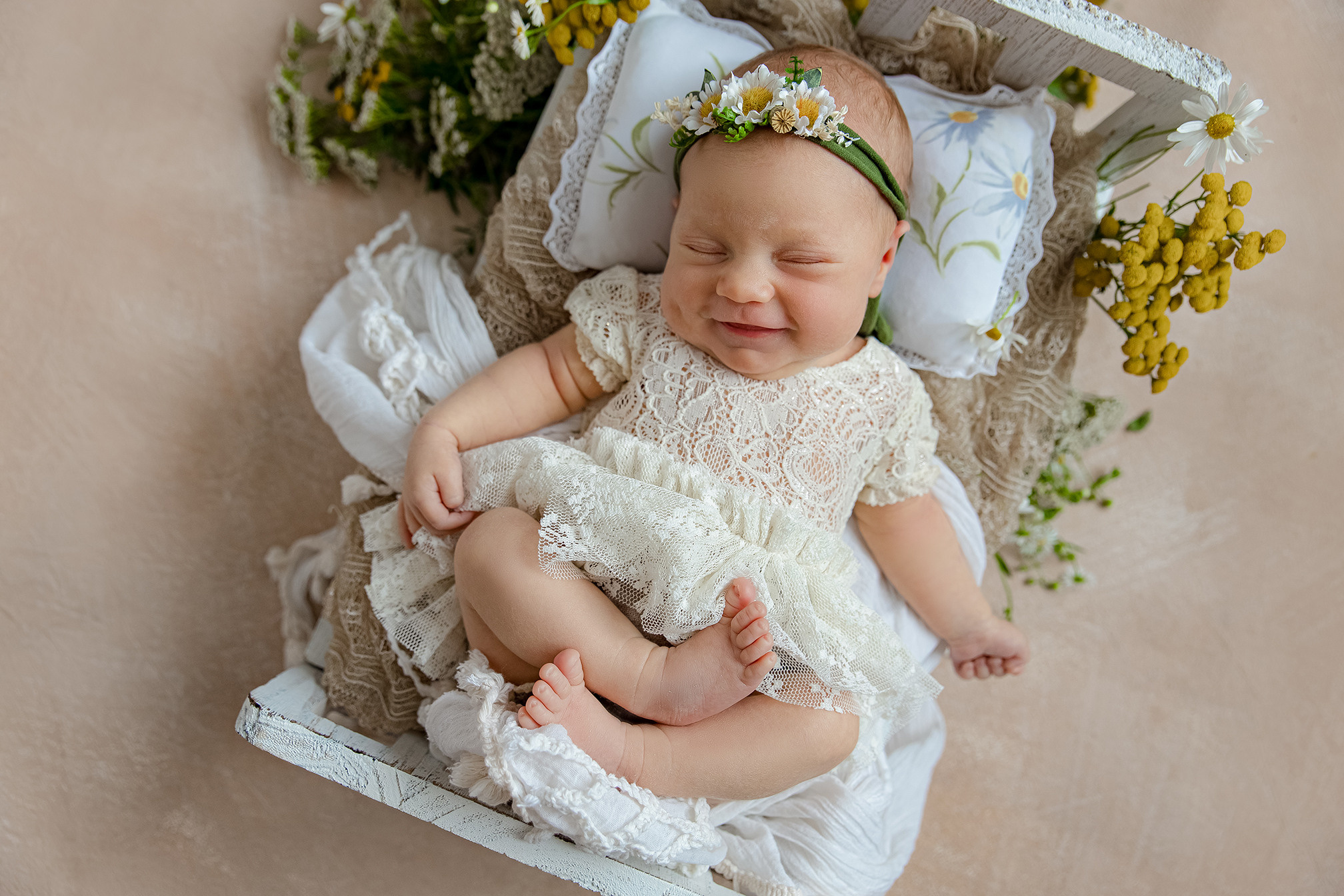 Новорожденная девочка в красивом образе