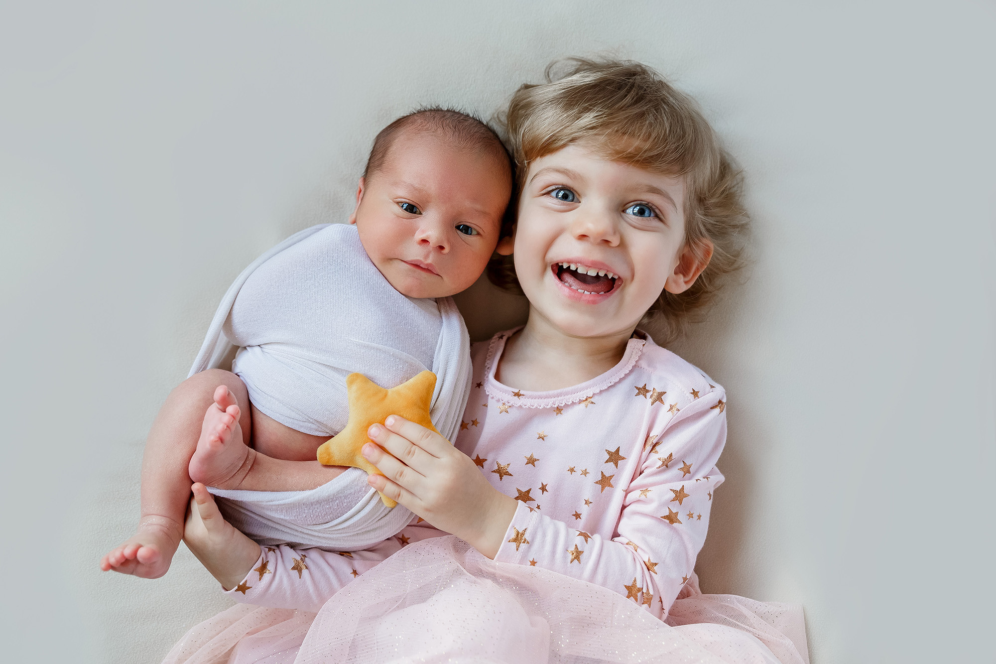 Фотосессия новорожденного со старшими детьми 