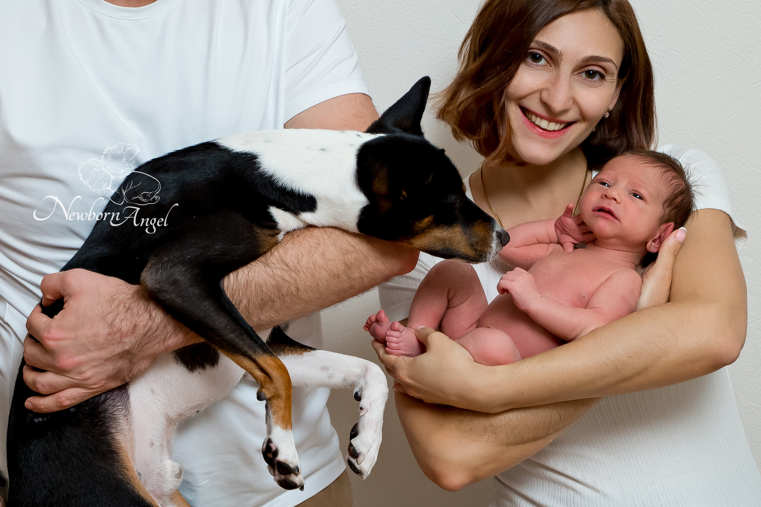 Фотосессия новорожденного с родителями и собакой   
