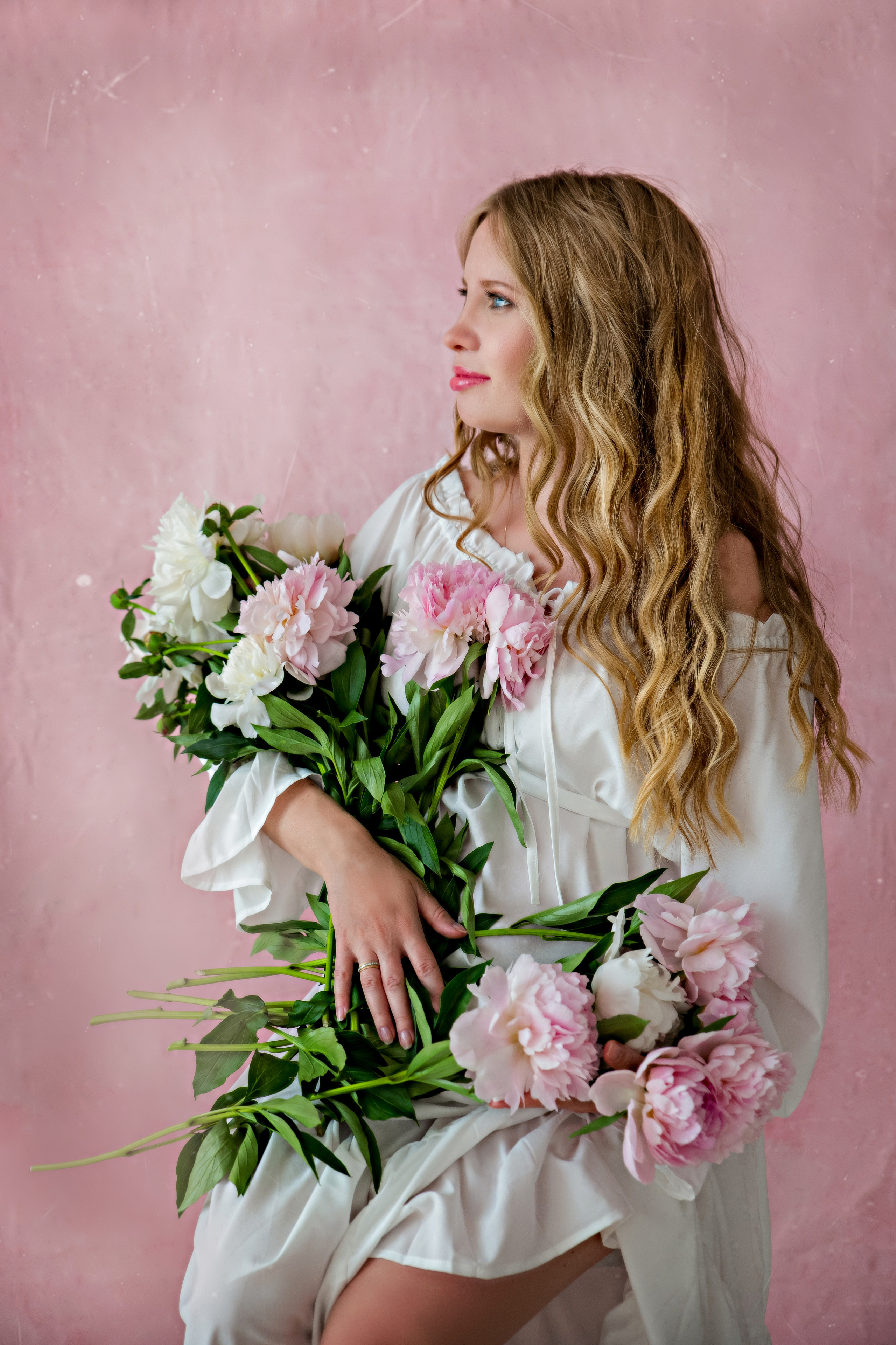 Беременная в белом платье  с пионами 