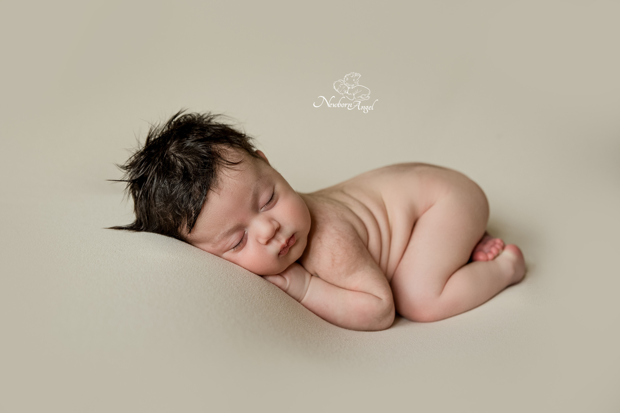 Новорожденный малыш на фотосессии ньюборн 