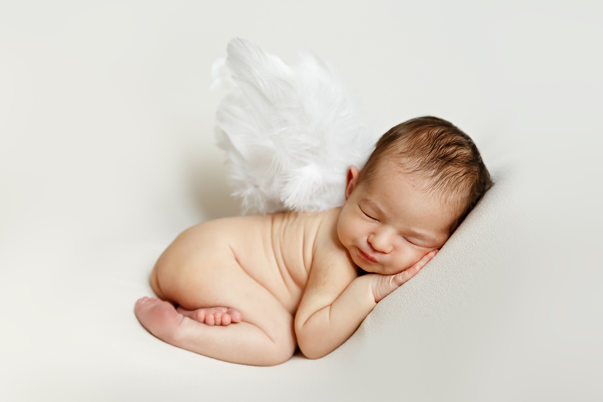Новорожденный малыш с ангельскими крылышками NewbornAngel